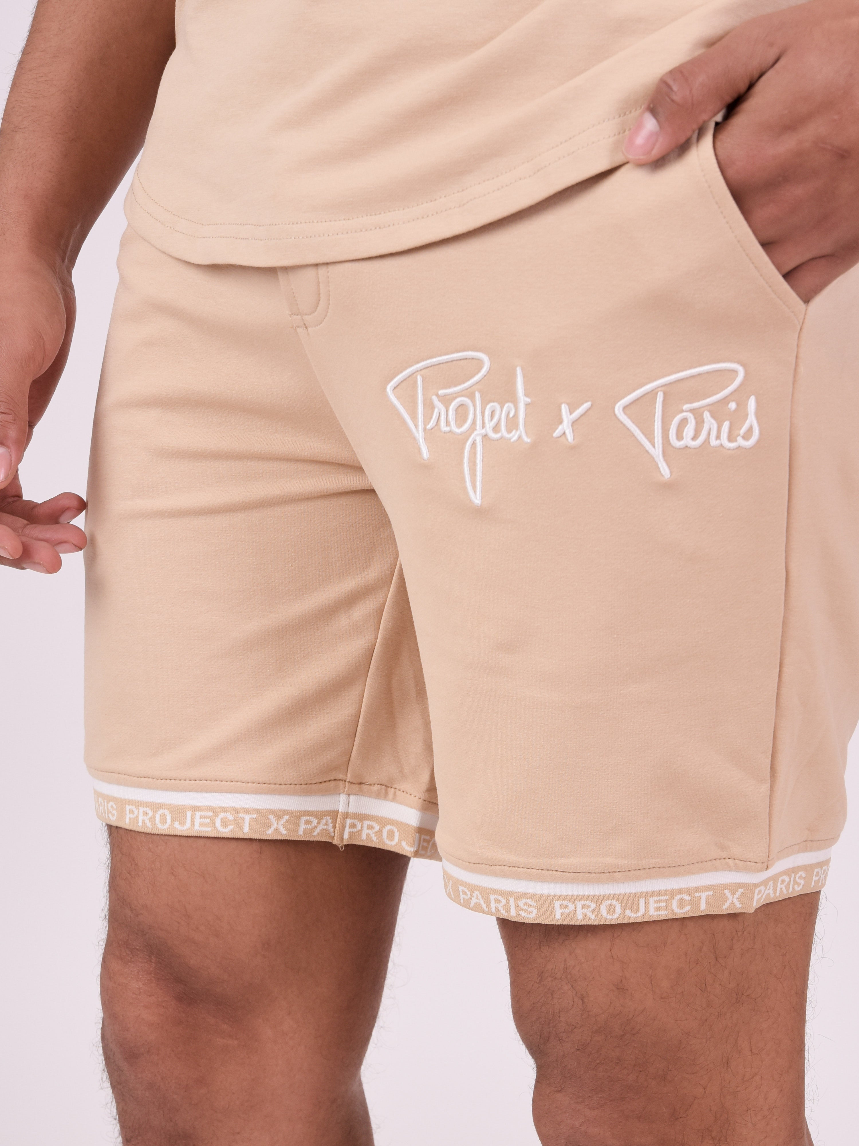 short-logo-brode-en-relief-beige-modelshot