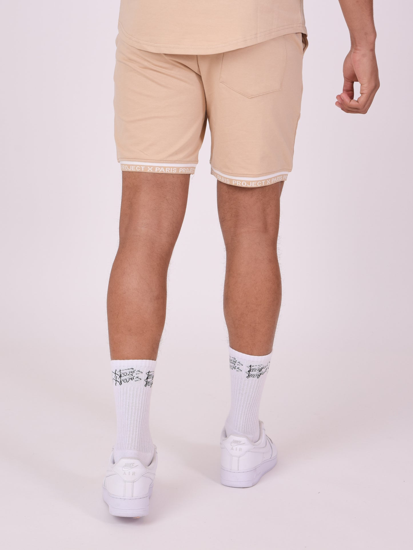 short-logo-brode-en-relief-beige-modelshot