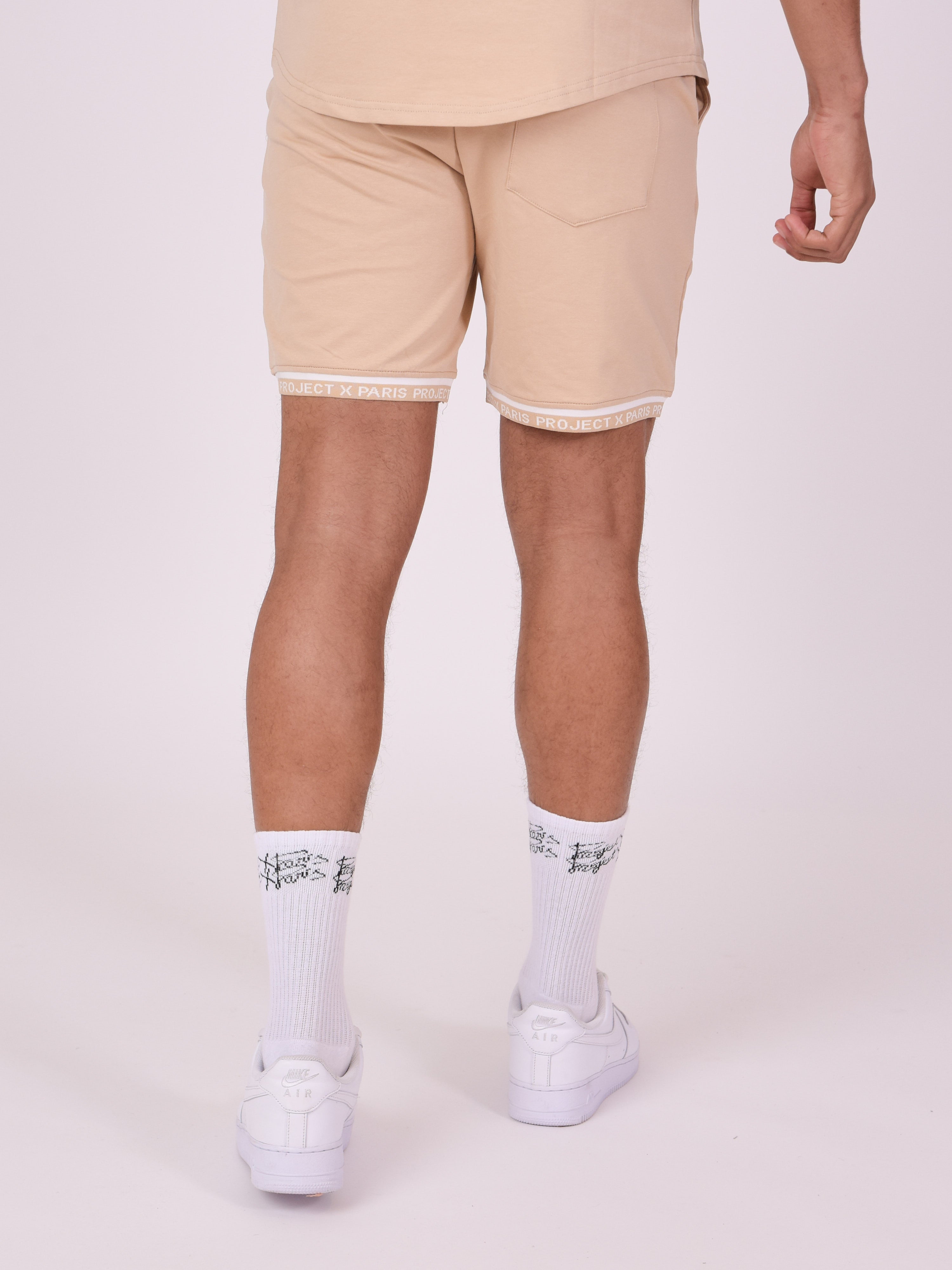 short-logo-brode-en-relief-beige-modelshot