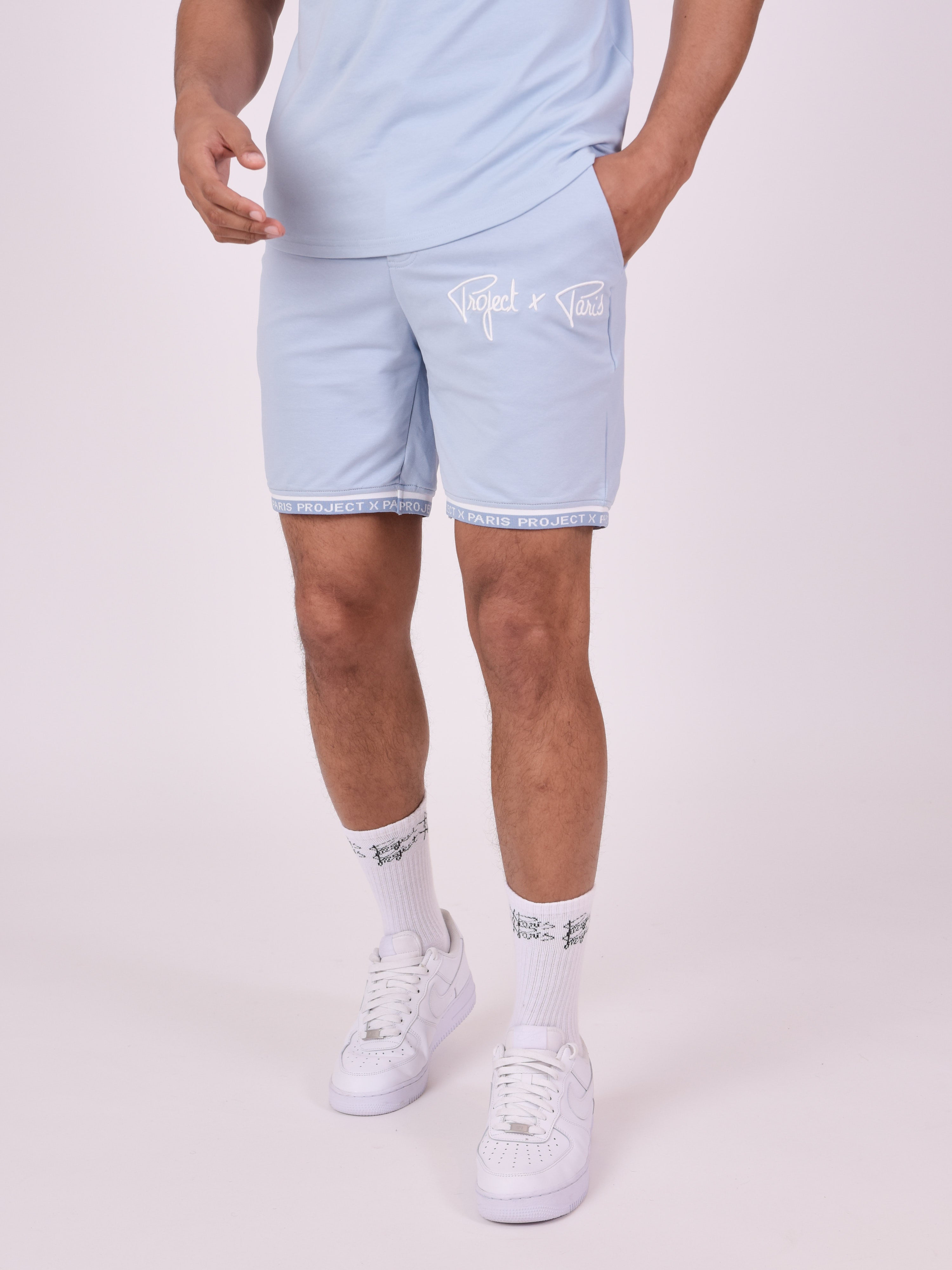 short-logo-brode-en-relief-bleu-ciel