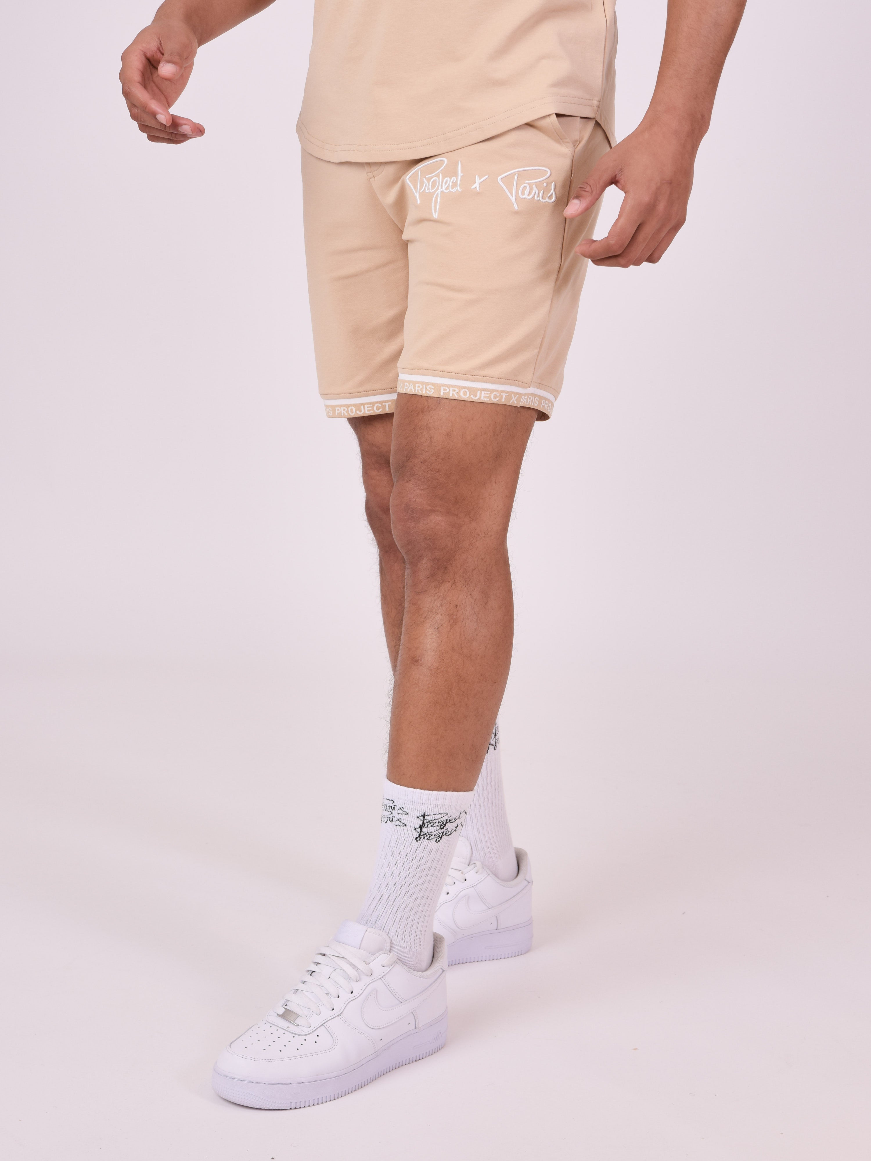 short-logo-brode-en-relief-beige-modelshot