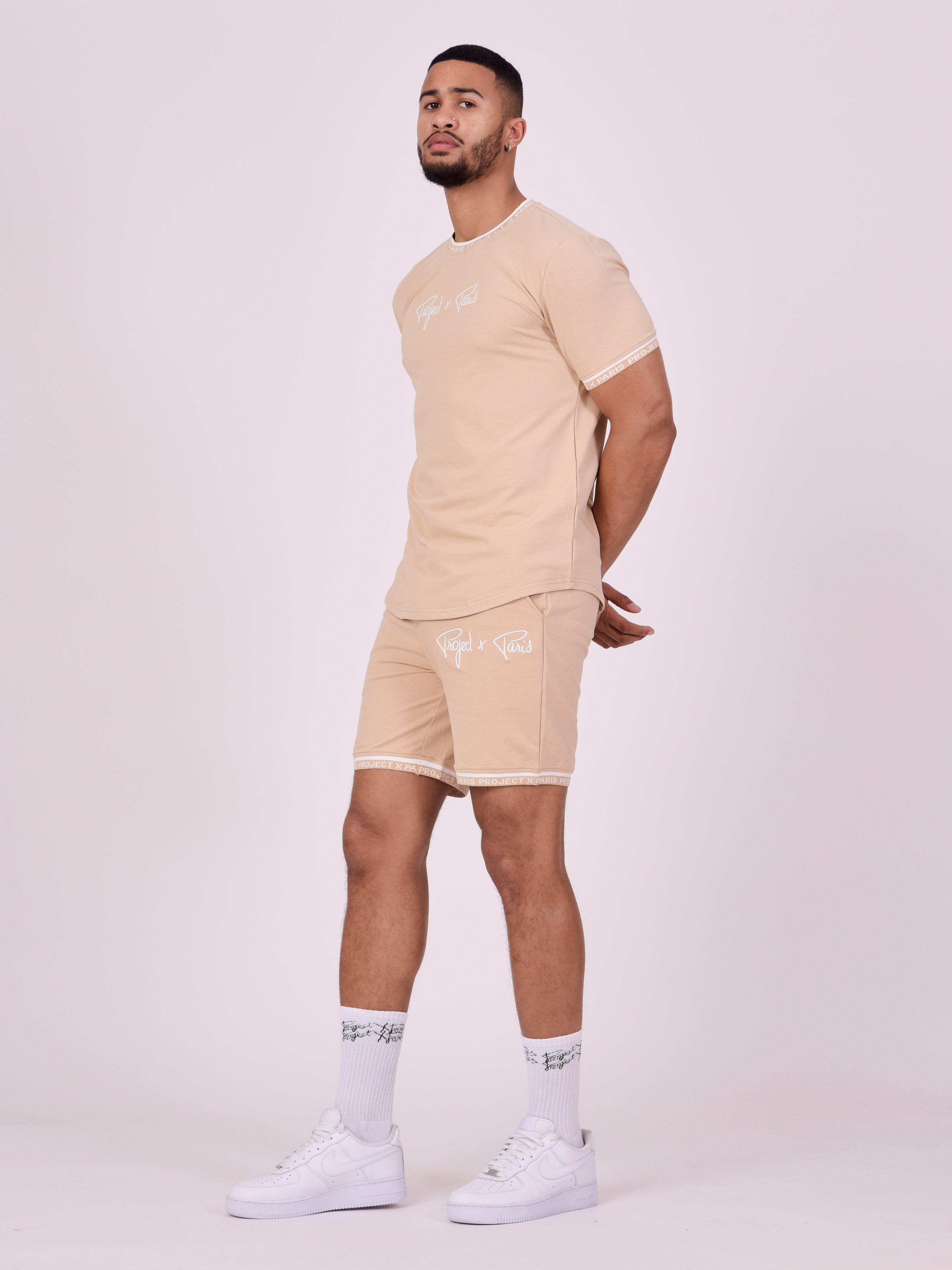 short-logo-brode-en-relief-beige-modelshot