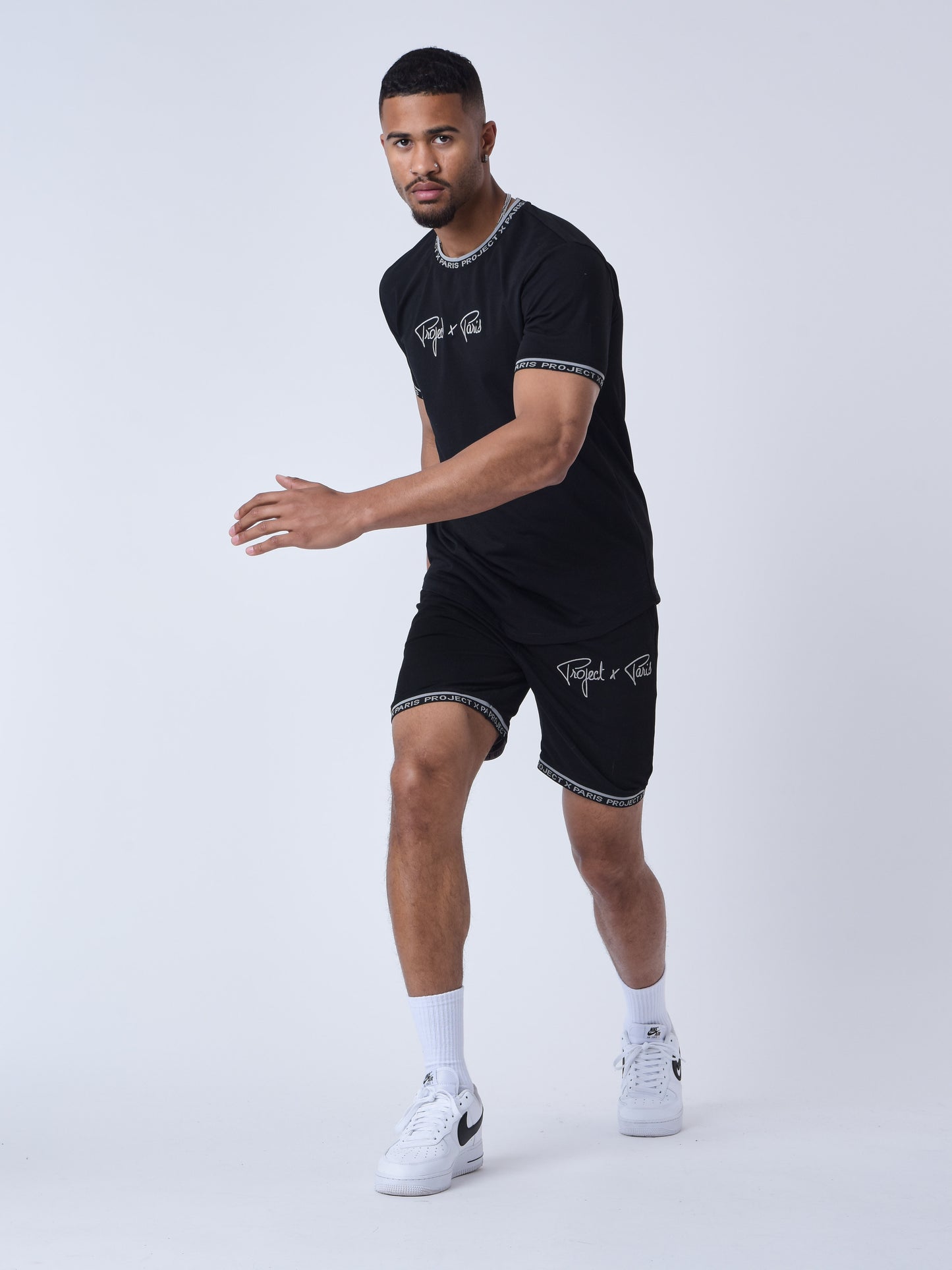 short-logo-brode-en-relief-noir