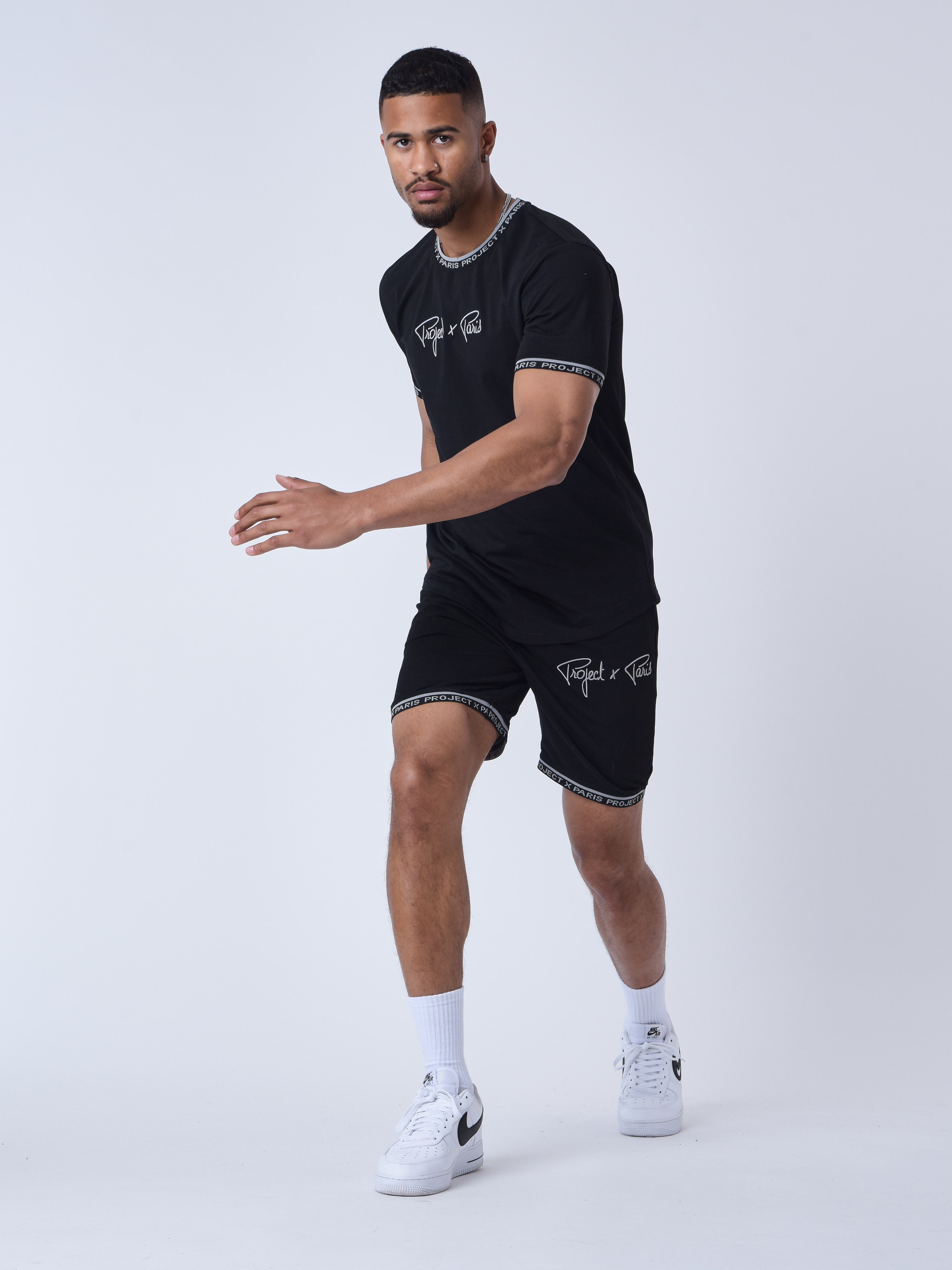 short-logo-brode-en-relief-noir