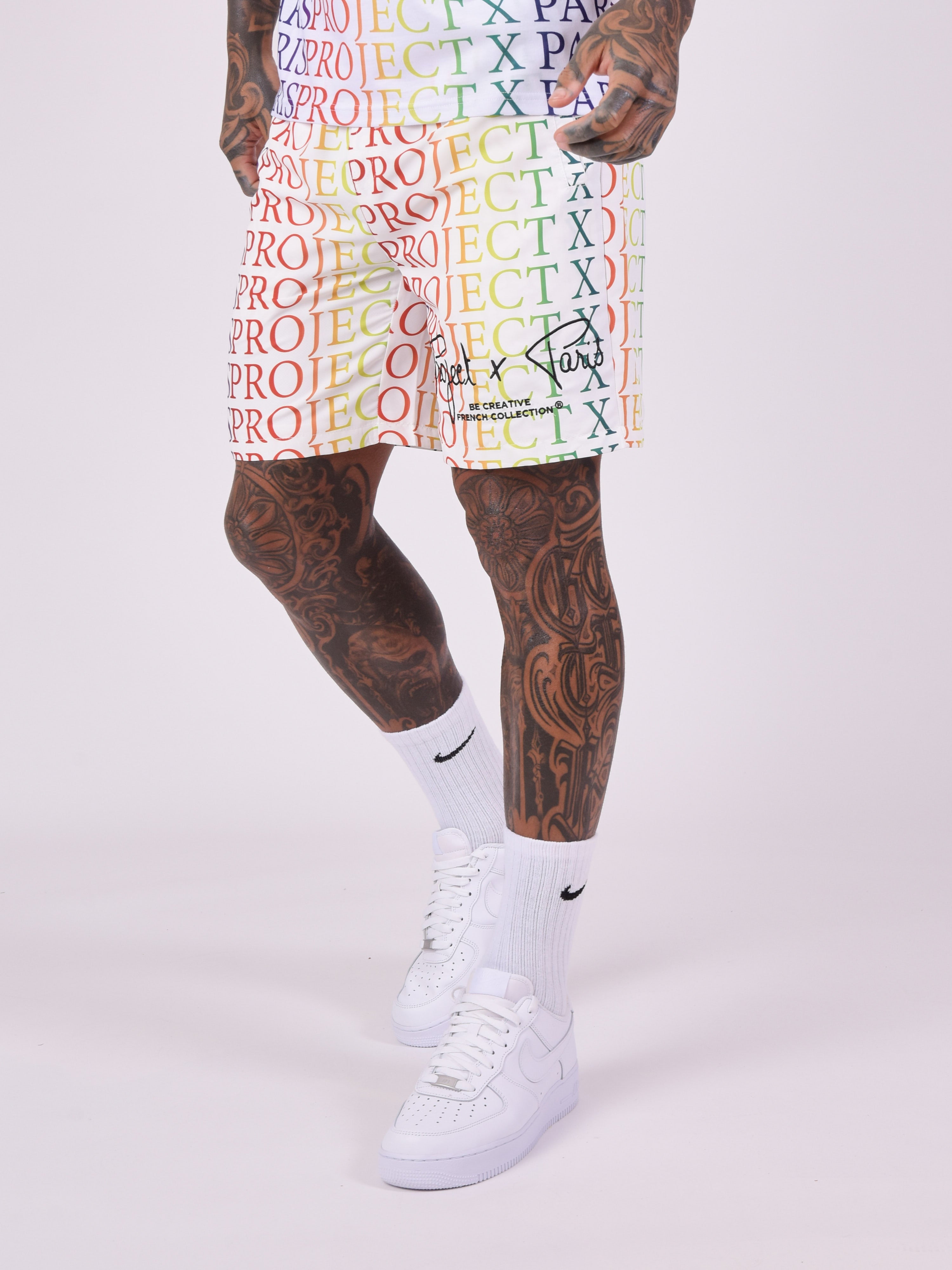 short-motif-logo-degrade-arc-en-ciel-blanc-modelshot