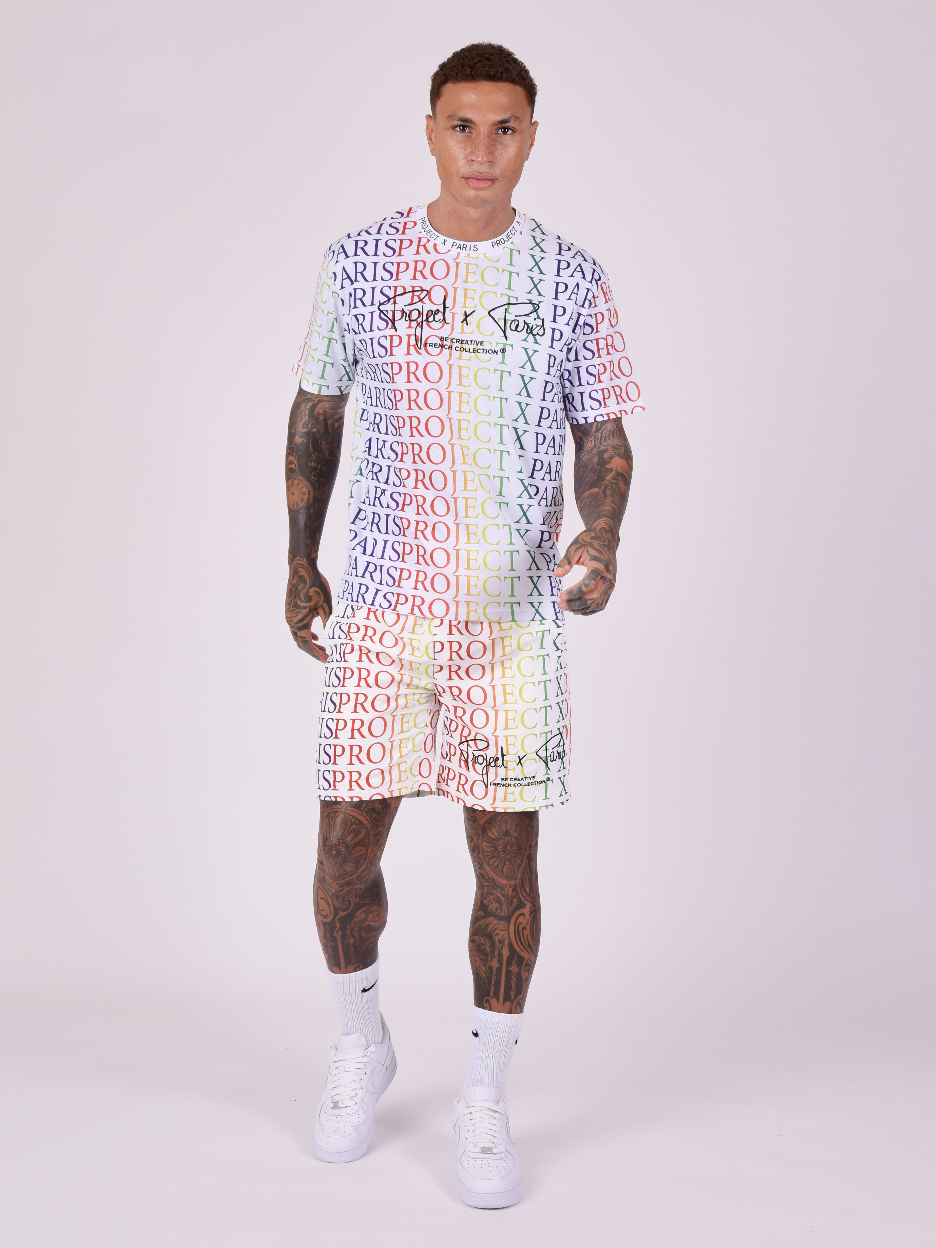 short-motif-logo-degrade-arc-en-ciel-blanc-modelshot