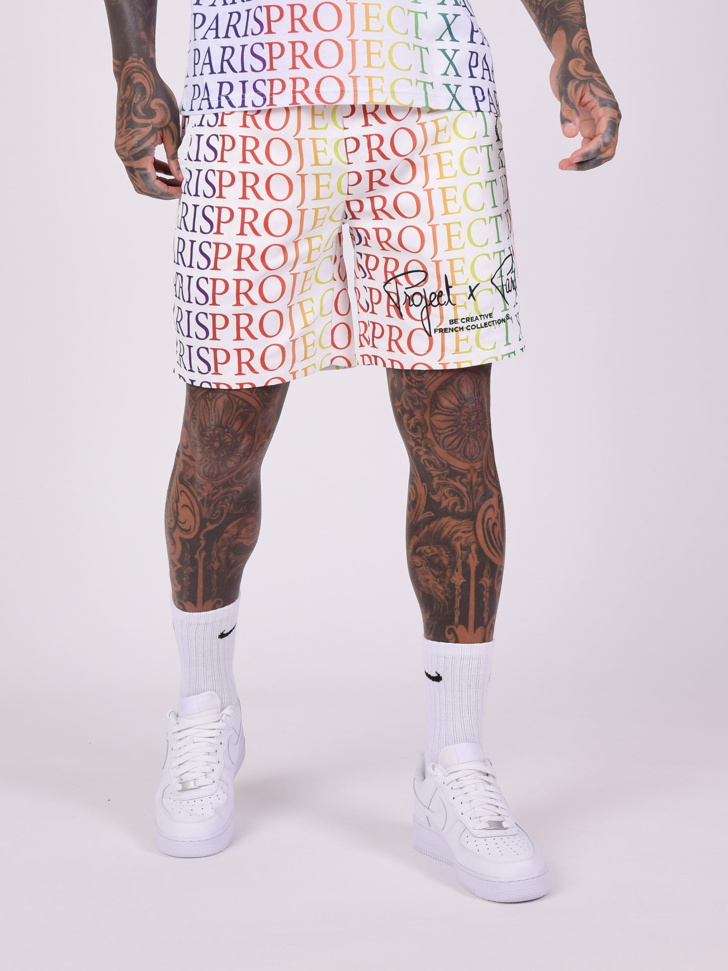 short-motif-logo-degrade-arc-en-ciel-blanc-modelshot