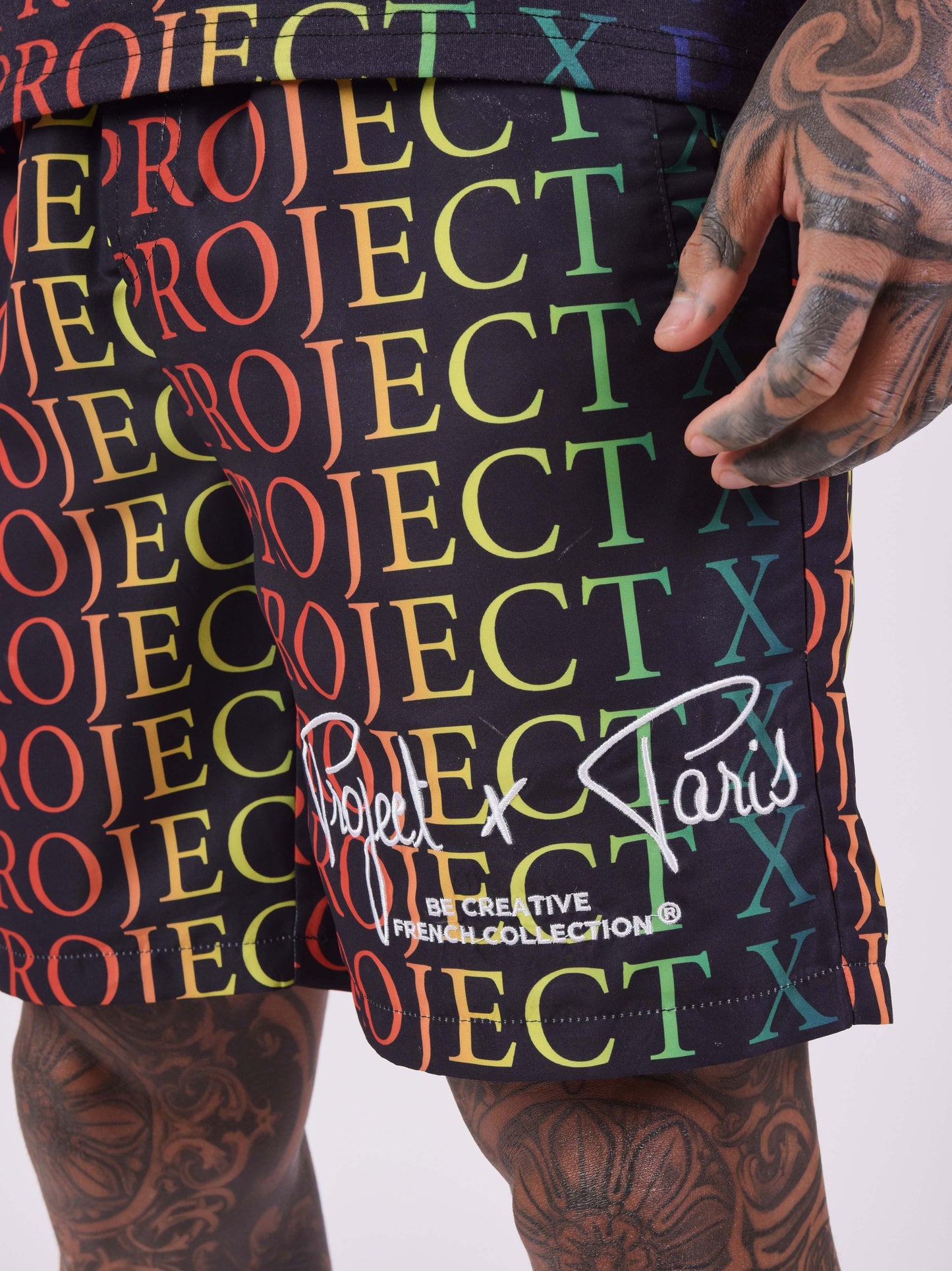 short-motif-logo-degrade-arc-en-ciel-noir-detailshot