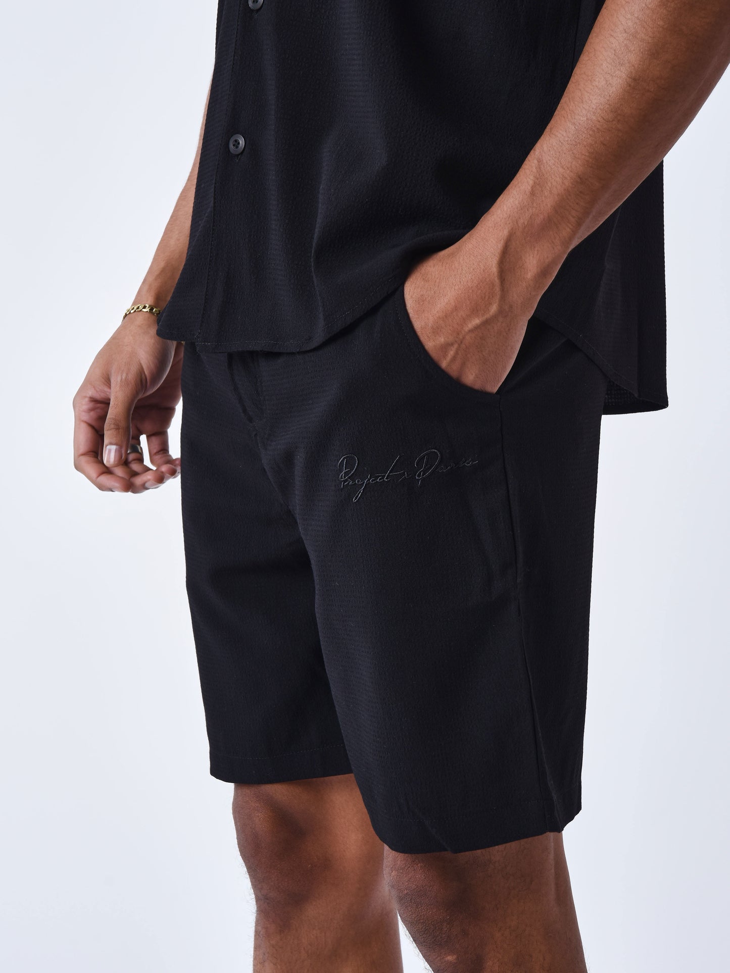 short-texture-brode-noir