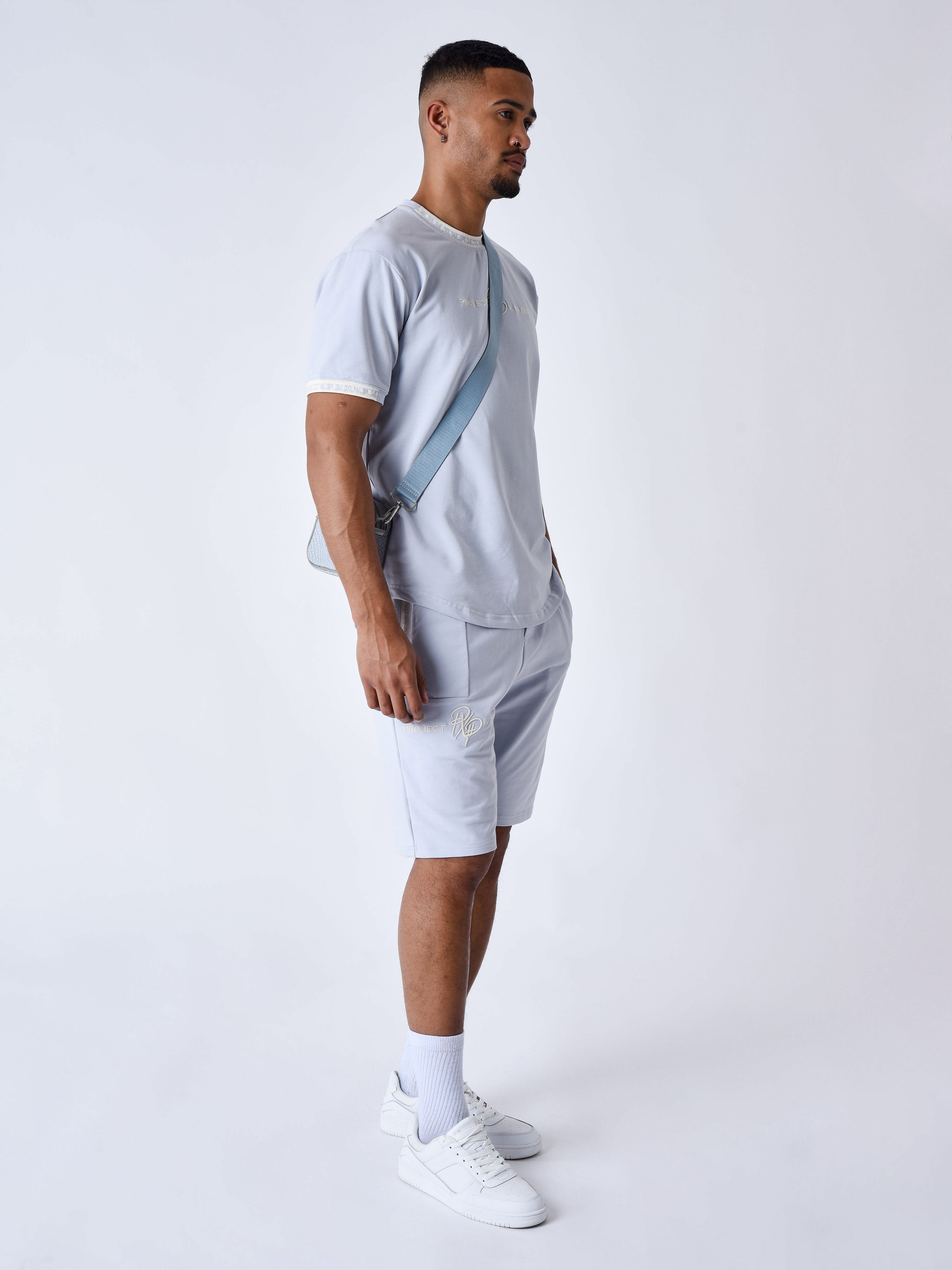 Едноцветни къси панталони с лента с лого-5