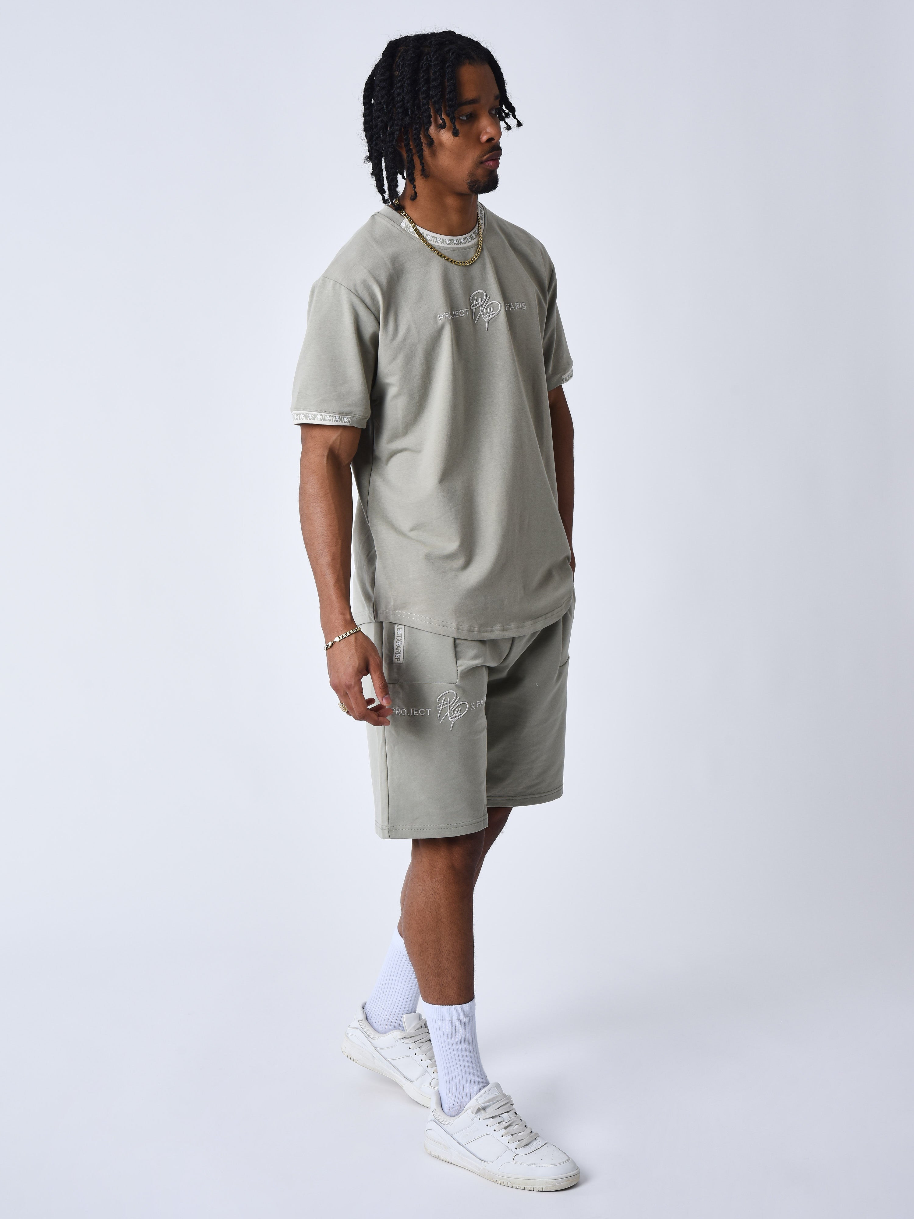 short-uni-avec-bande-logo-kaki-gris