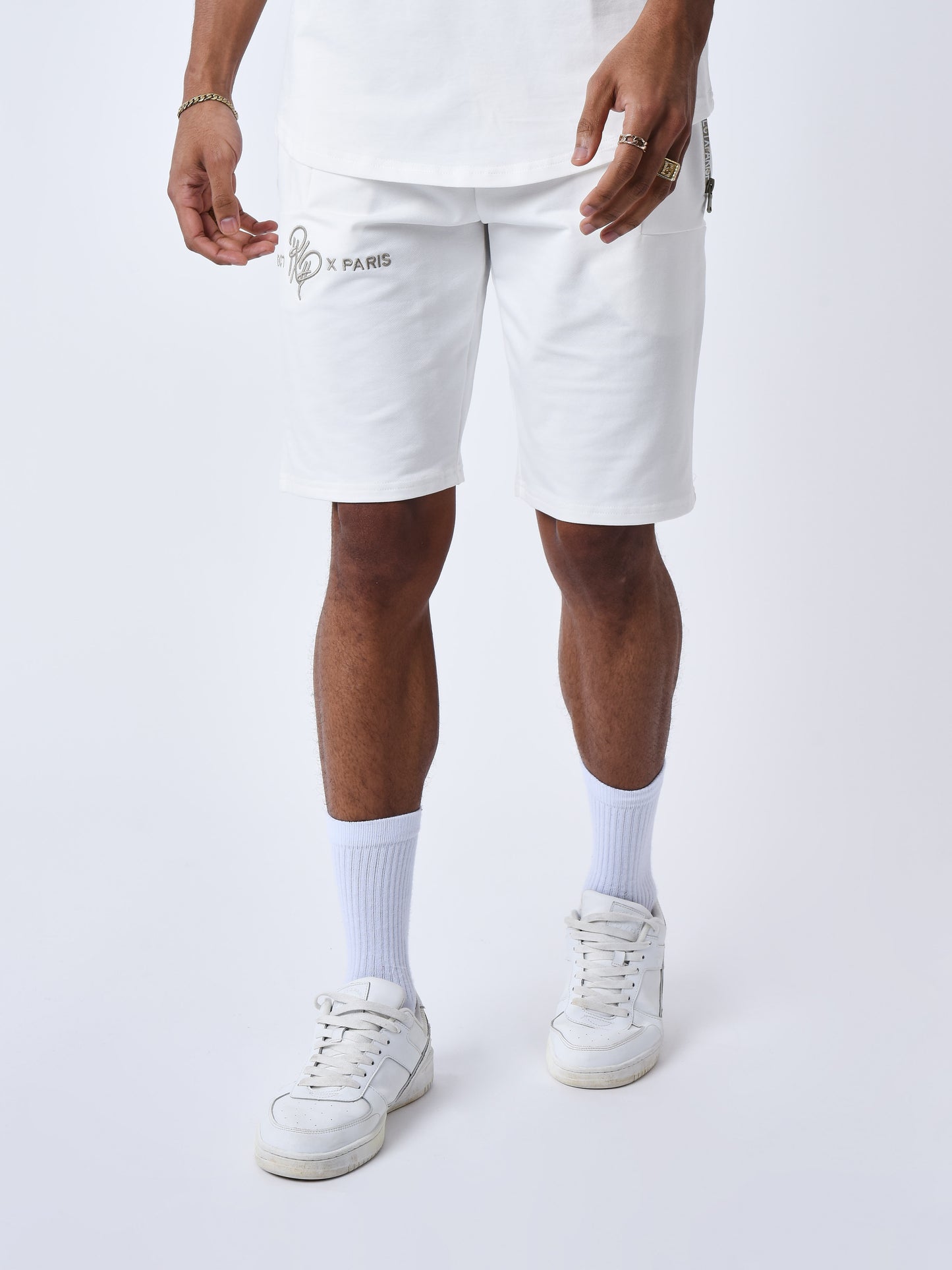short-uni-avec-bande-logo-blanc-casse-gris-fume