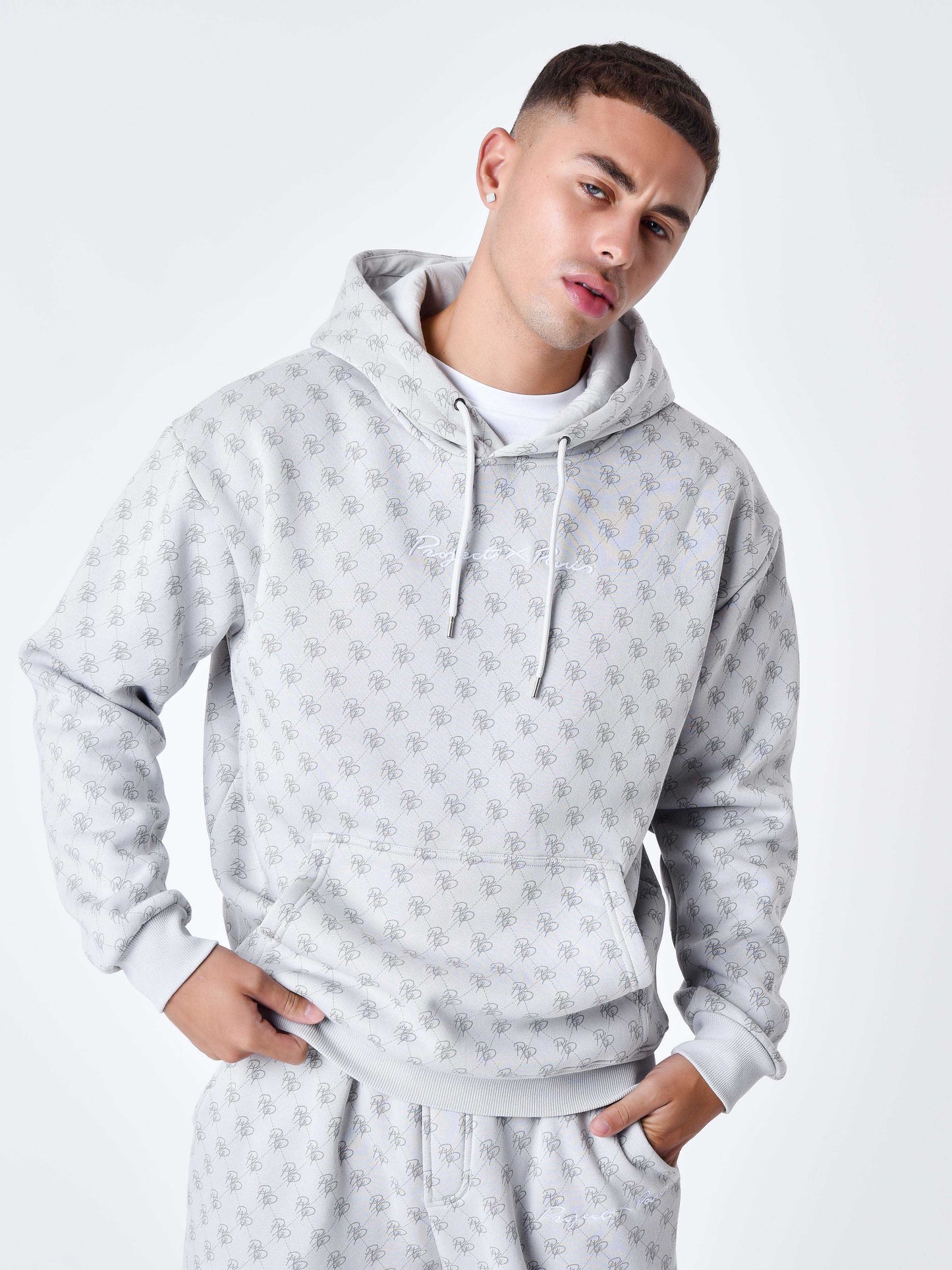 sweat-a-capuche-all-over-monogramme-light-stone-modelshot
