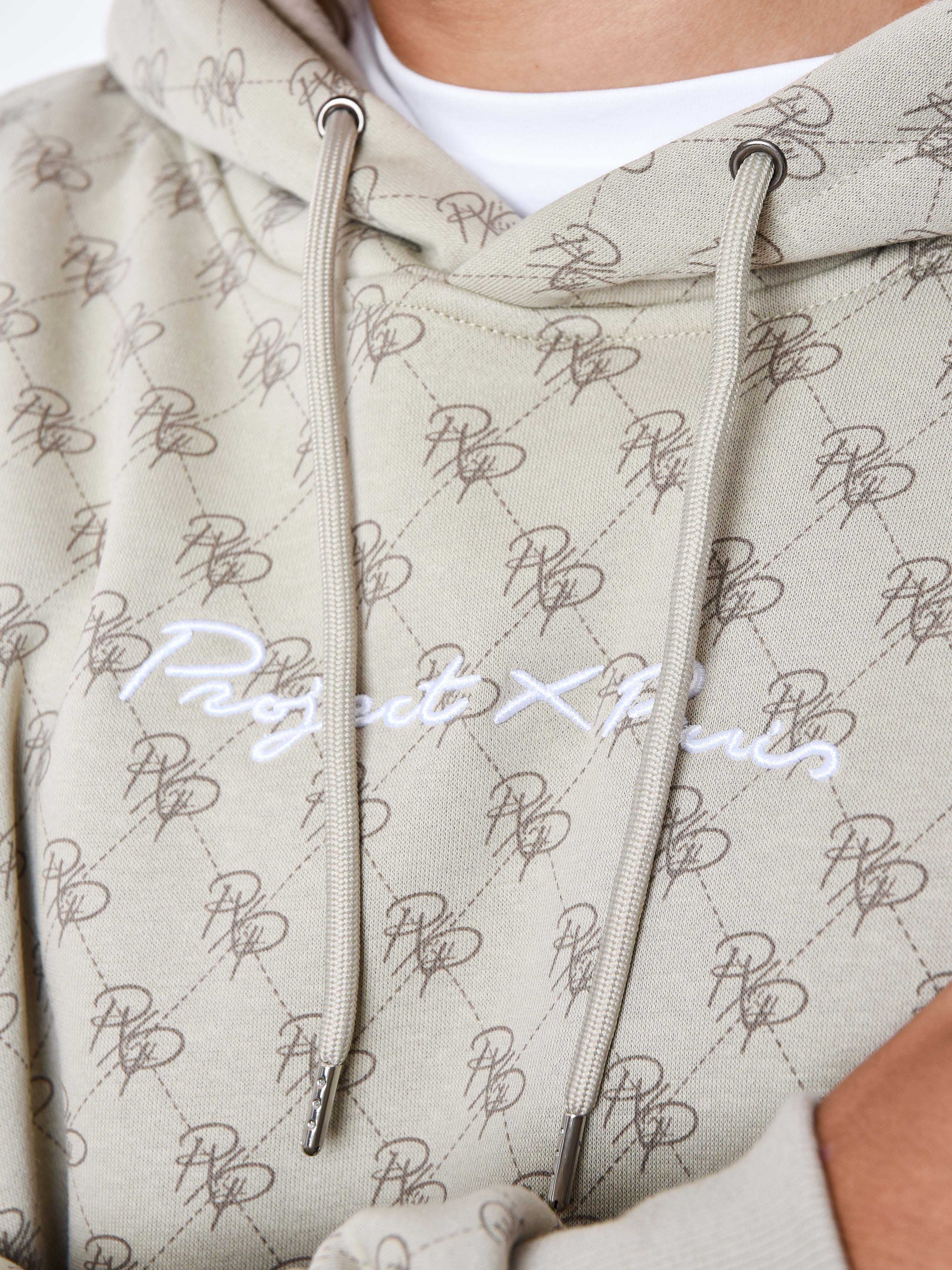 sweat-a-capuche-all-over-monogramme-beige-detailshot