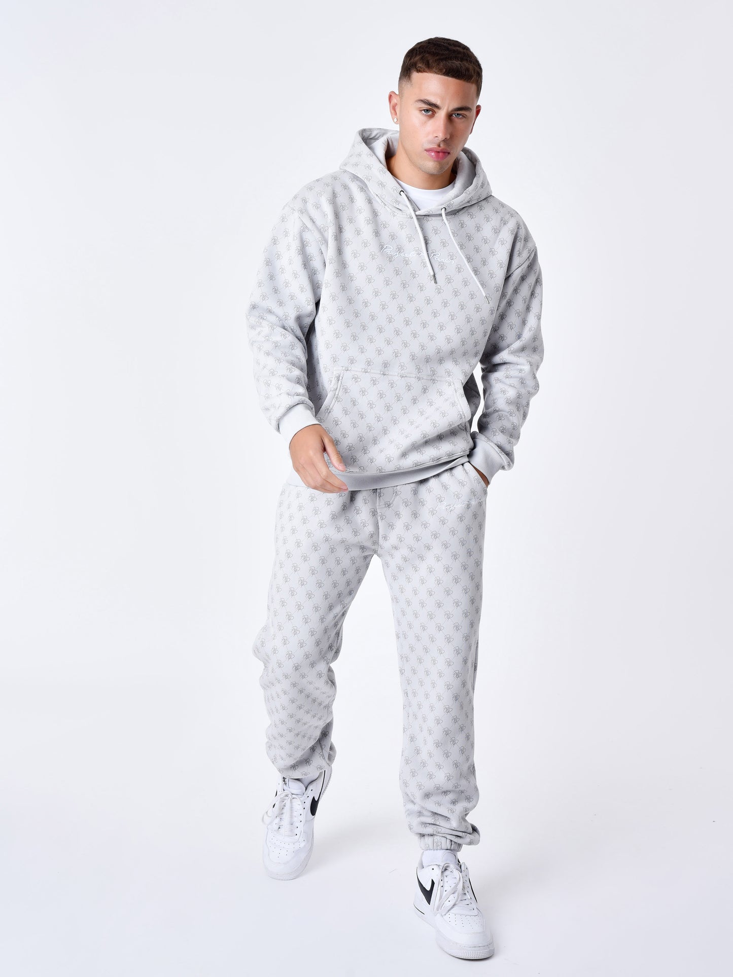 sweat-a-capuche-all-over-monogramme-light-stone-modelshot
