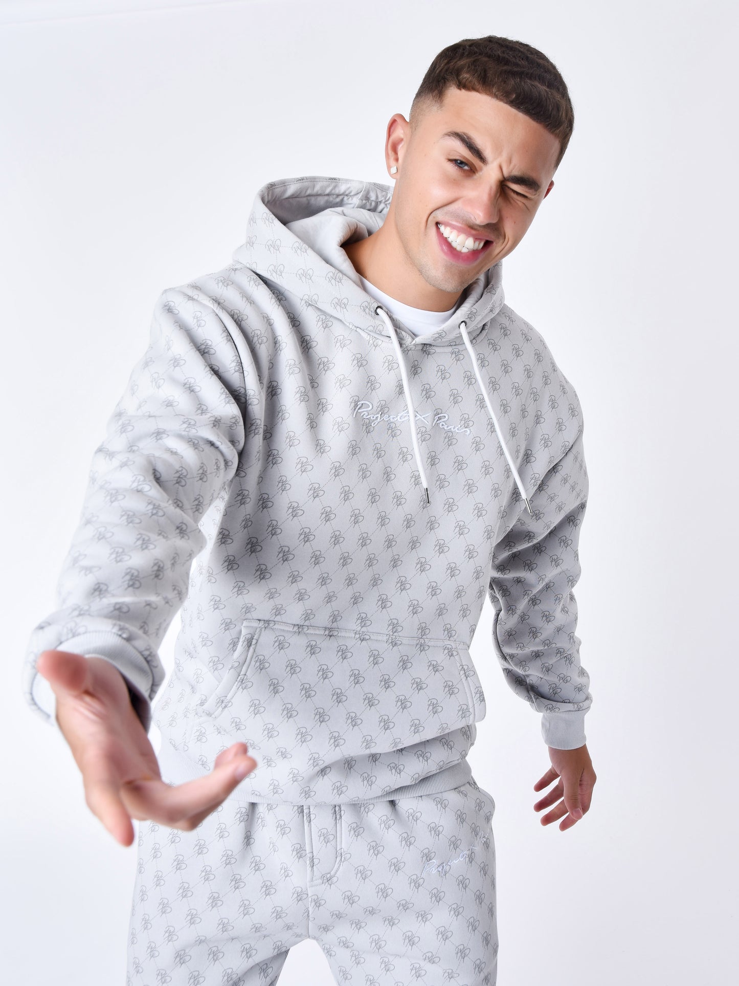sweat-a-capuche-all-over-monogramme-light-stone-modelshot