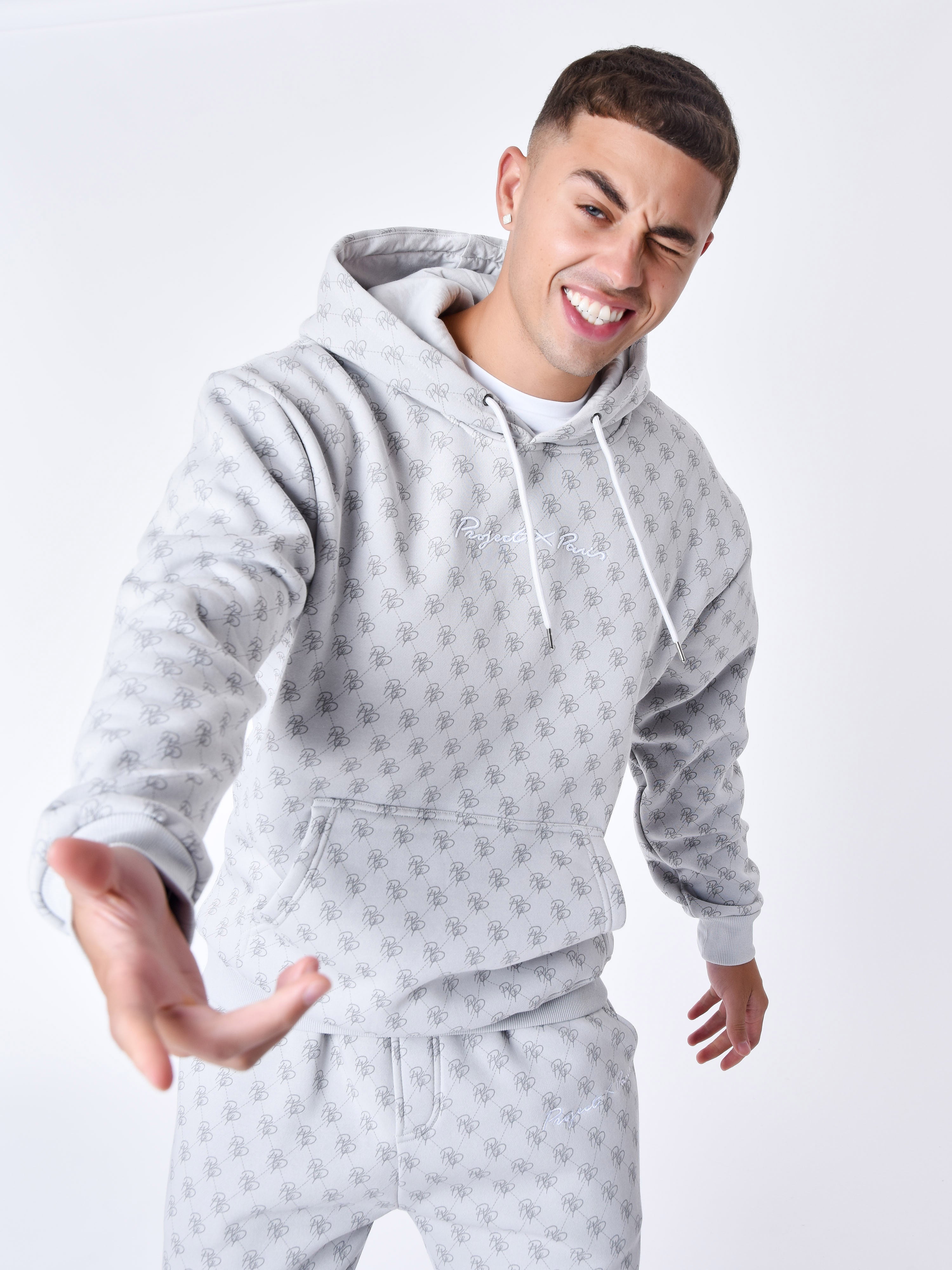 sweat-a-capuche-all-over-monogramme-light-stone-modelshot