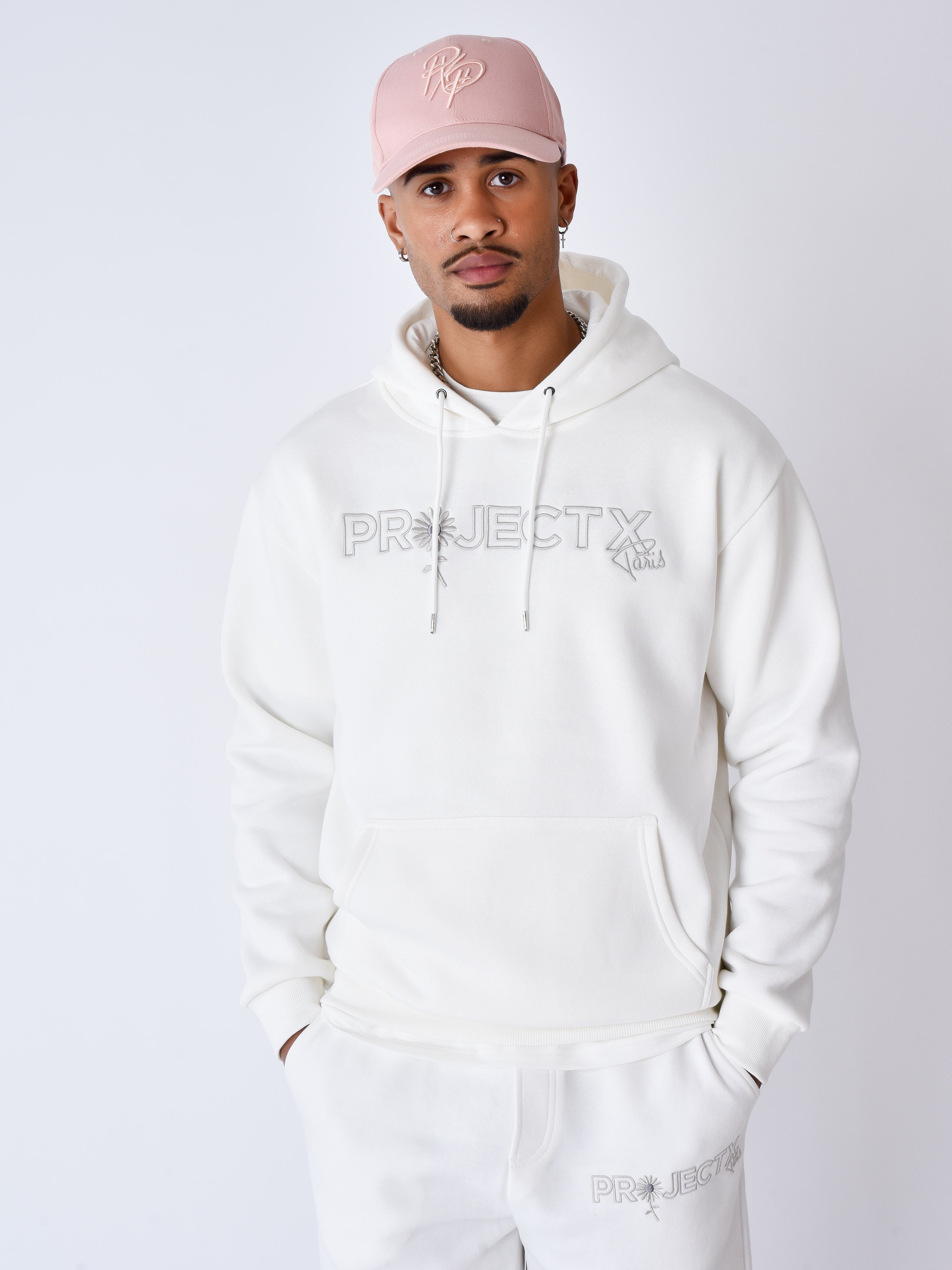 sweat-a-capuche-brode-daisy-blanc-casse-modelshot