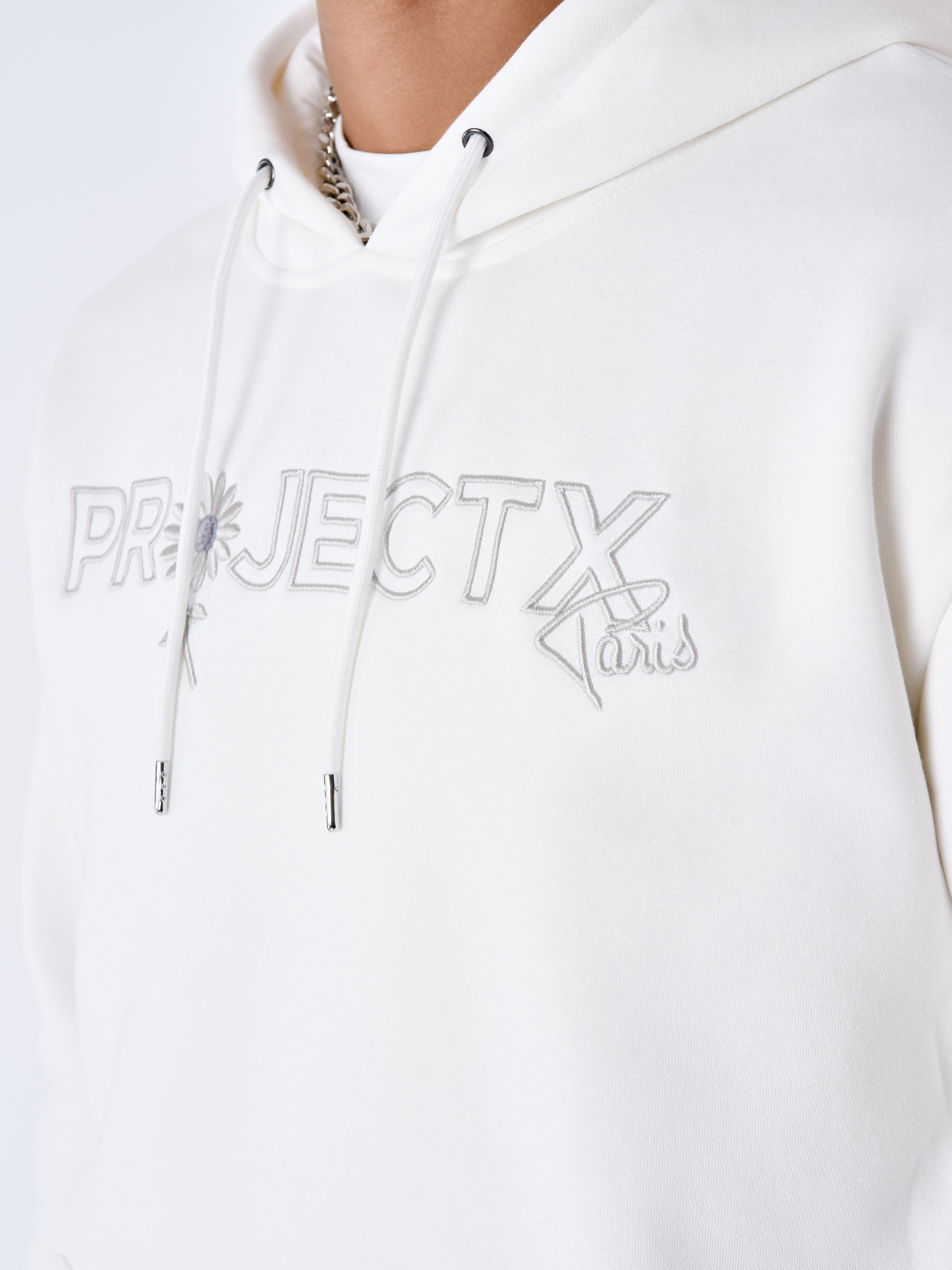 sweat-a-capuche-brode-daisy-blanc-casse-detailshot