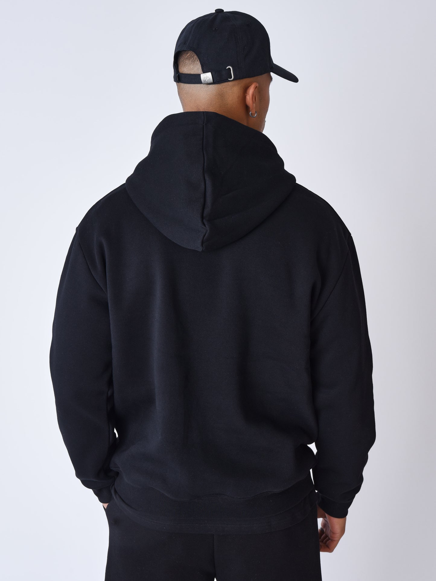 sweat-a-capuche-brode-daisy-noir-modelshot