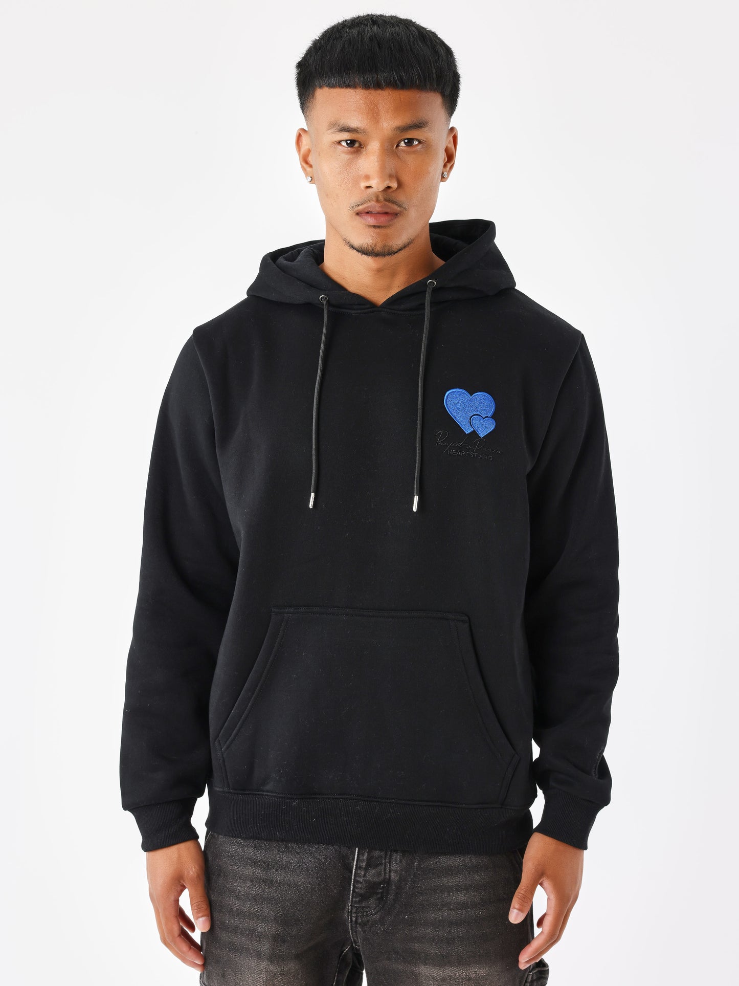 sweat-a-capuche-broderie-cold-hearts-noir-modelshot