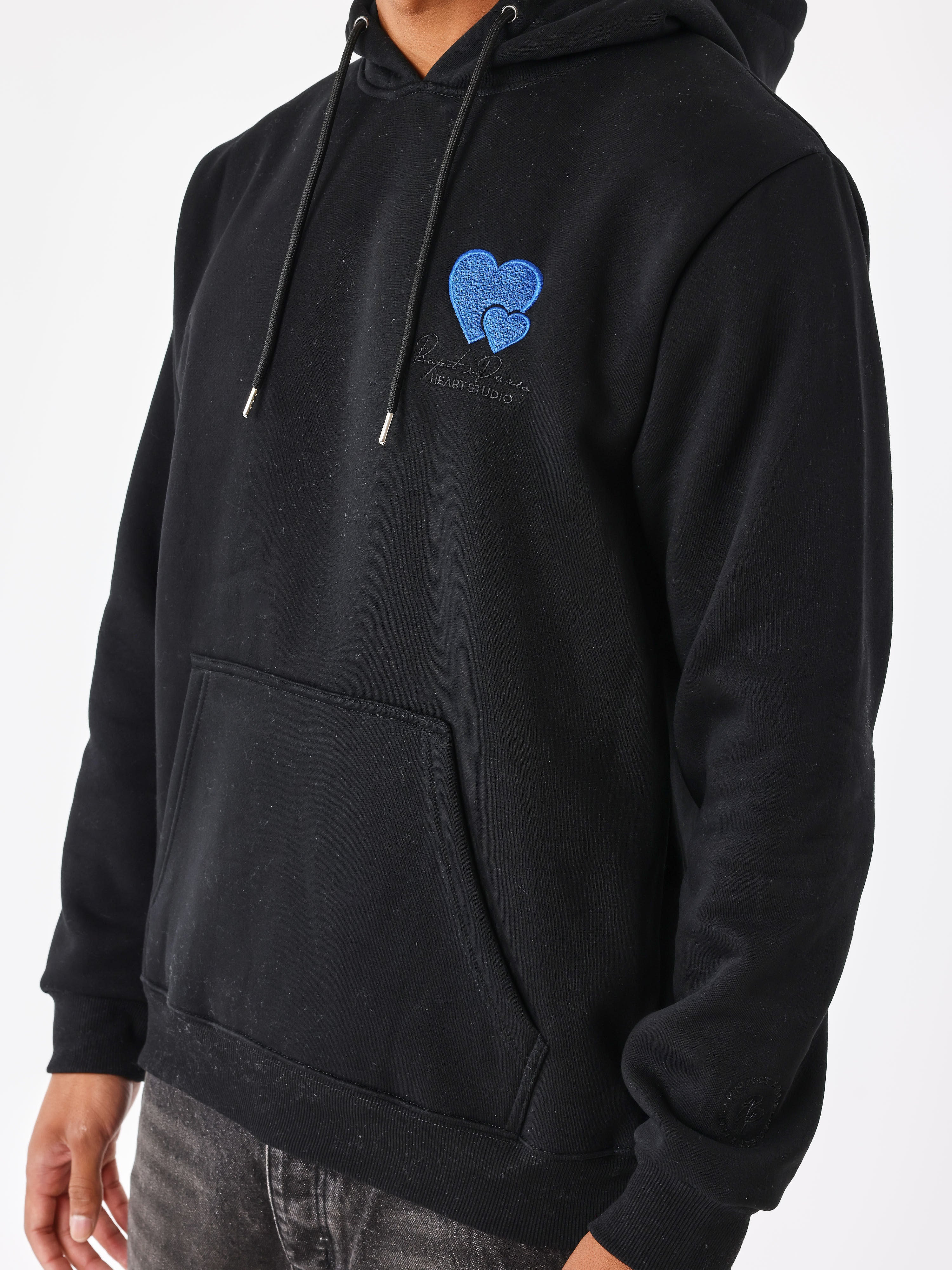 sweat-a-capuche-broderie-cold-hearts-noir-modelshot