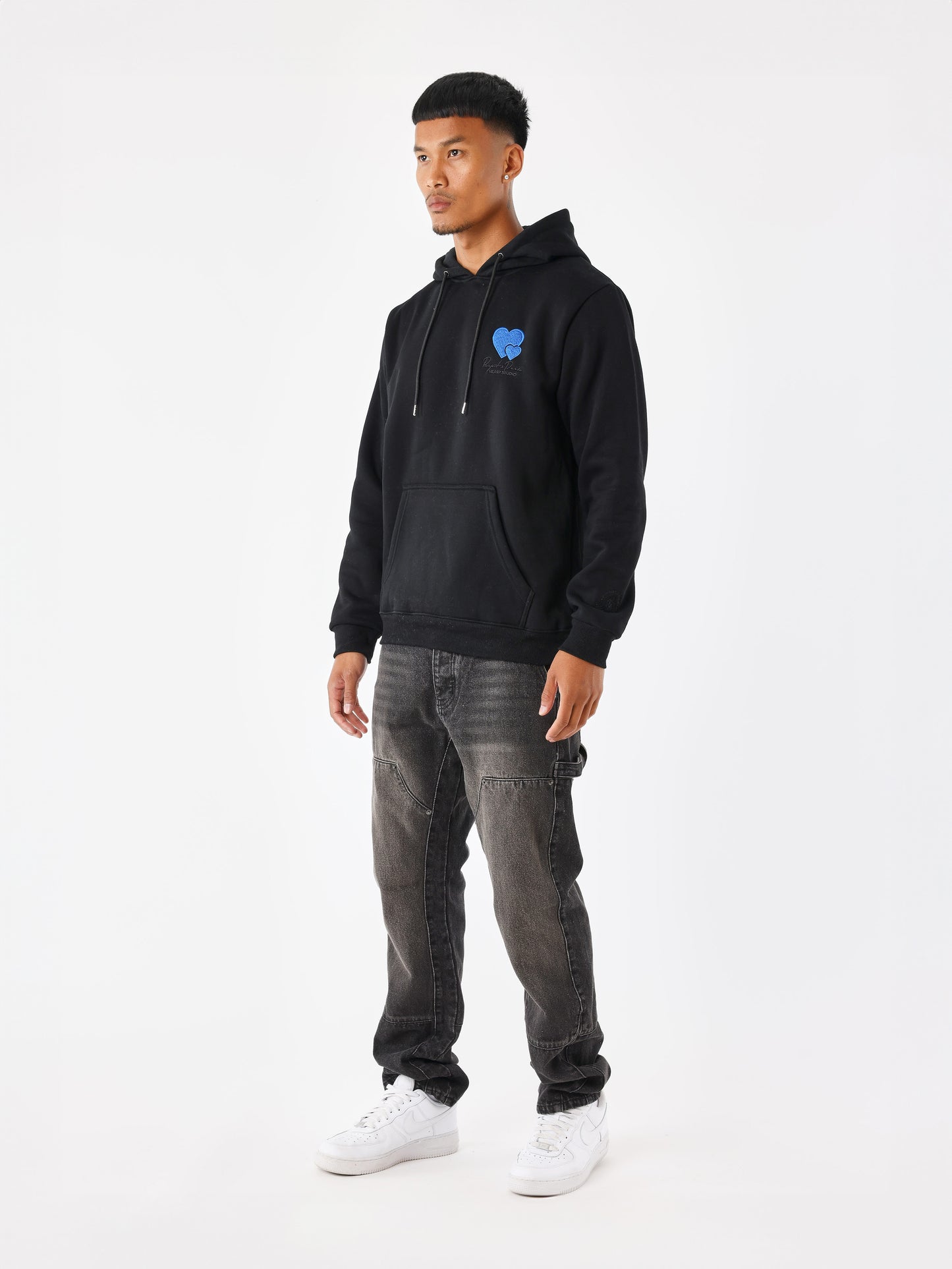 sweat-a-capuche-broderie-cold-hearts-noir-modelshot