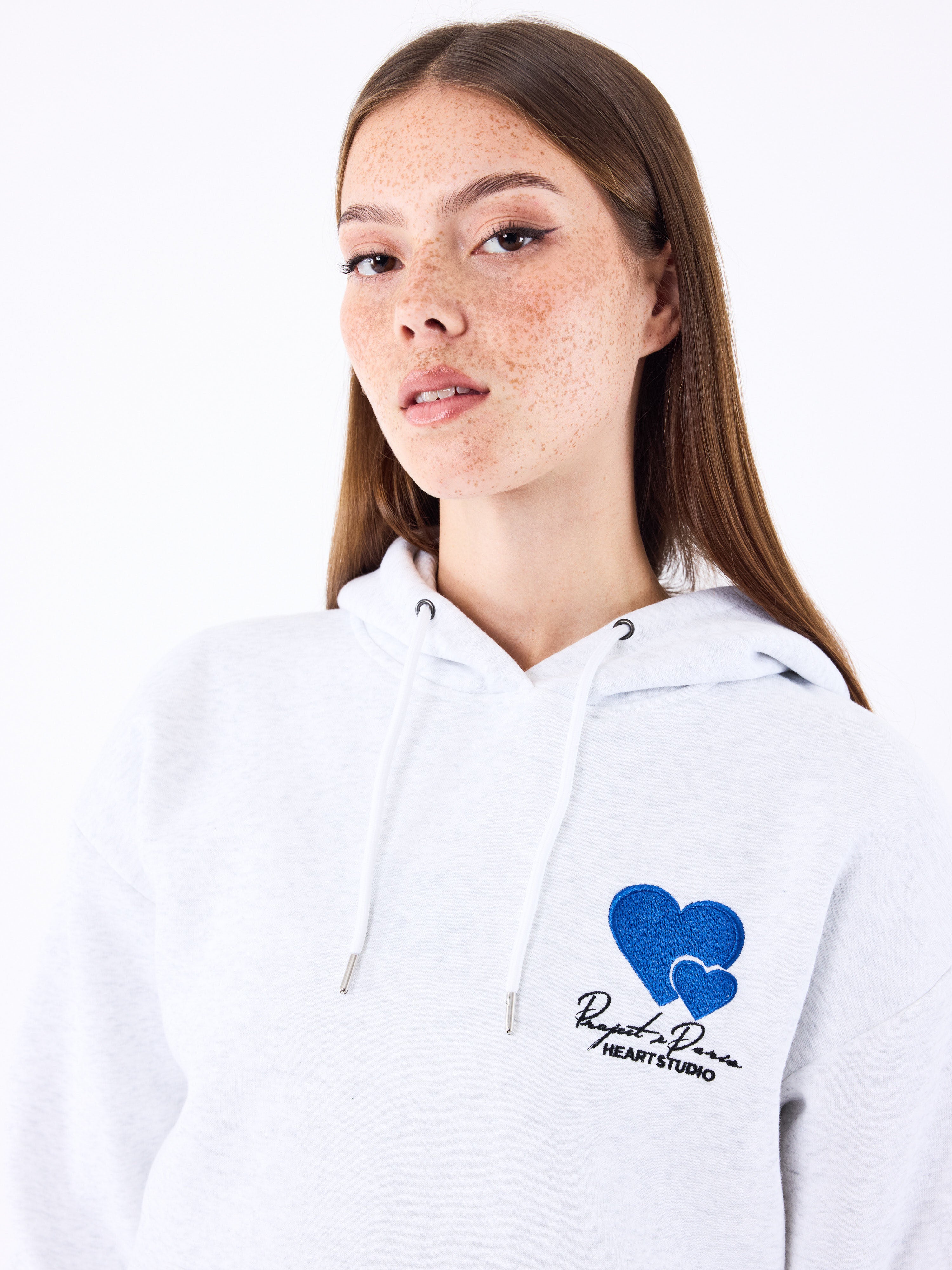sweat-a-capuche-broderie-cold-hearts-5046-gris-chine-clair