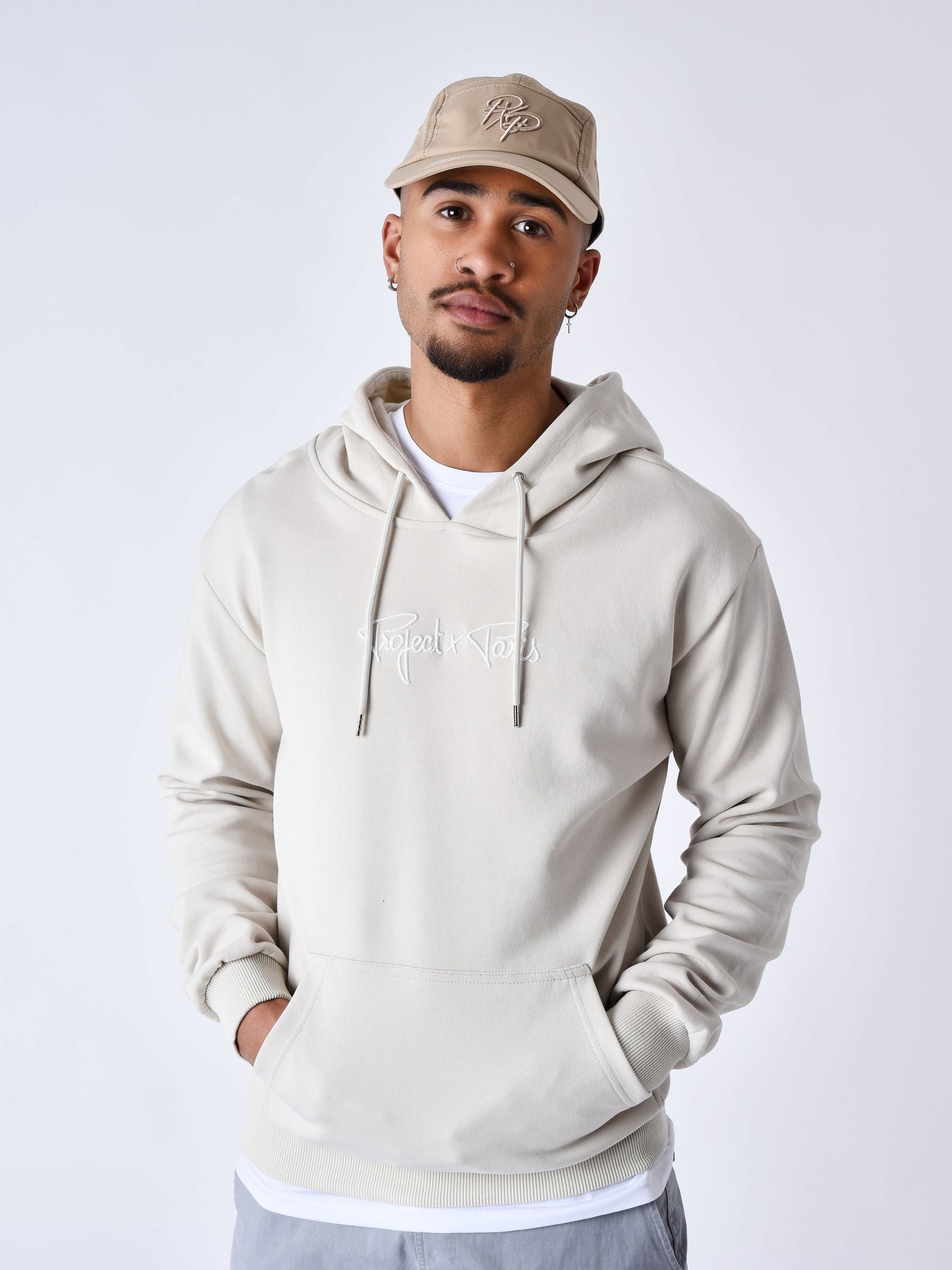 sweat-a-capuche-classique-greige-modelshot