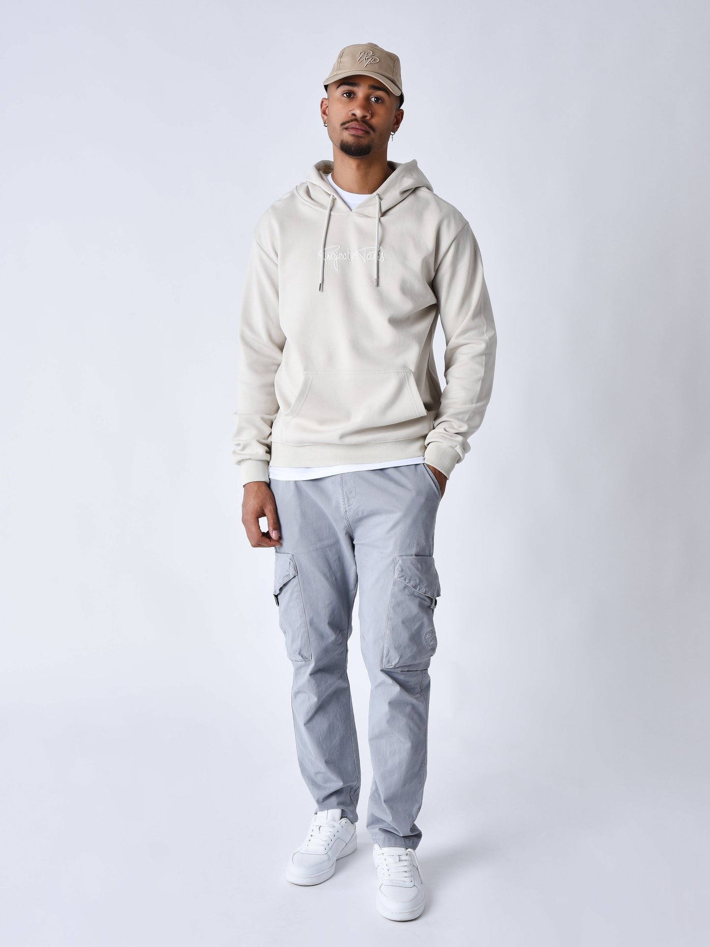 sweat-a-capuche-classique-greige-modelshot