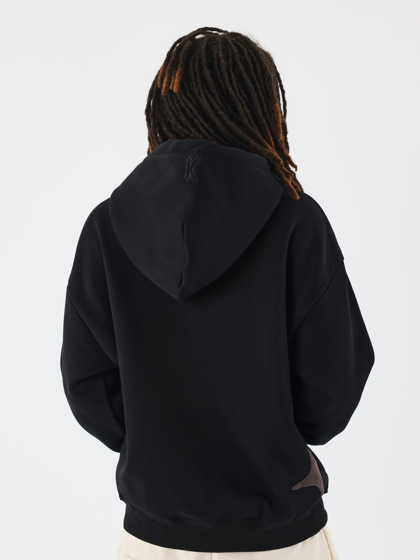 sweat-a-capuche-collaboration-kalash-noir-modelshot