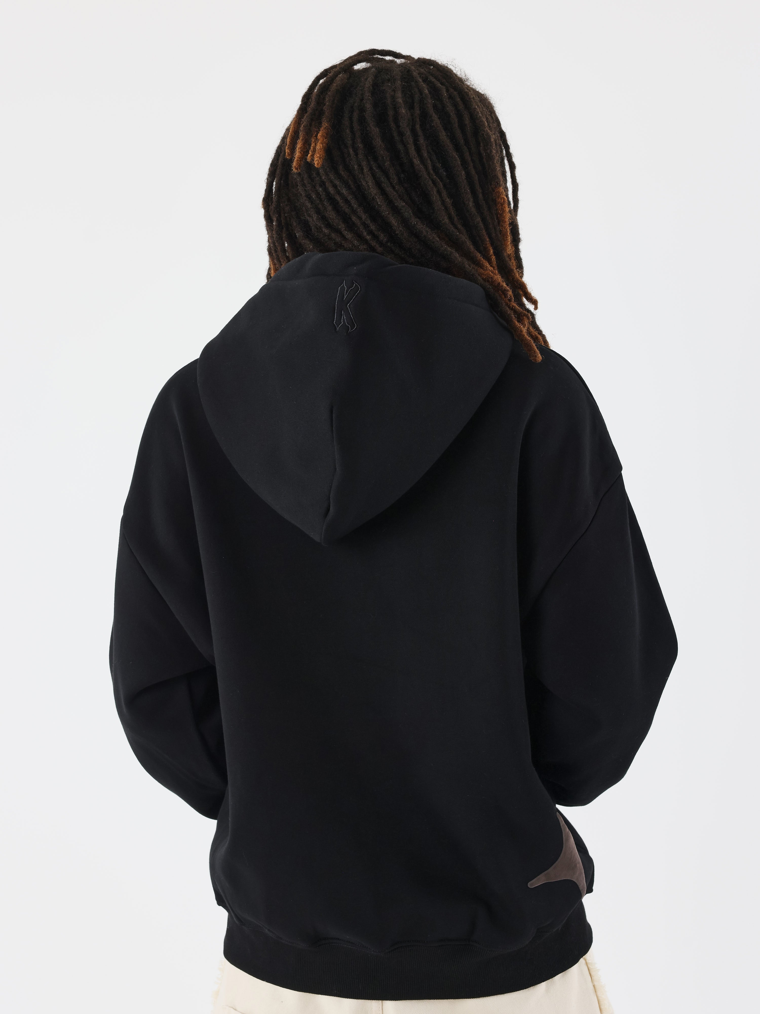 sweat-a-capuche-collaboration-kalash-noir-modelshot