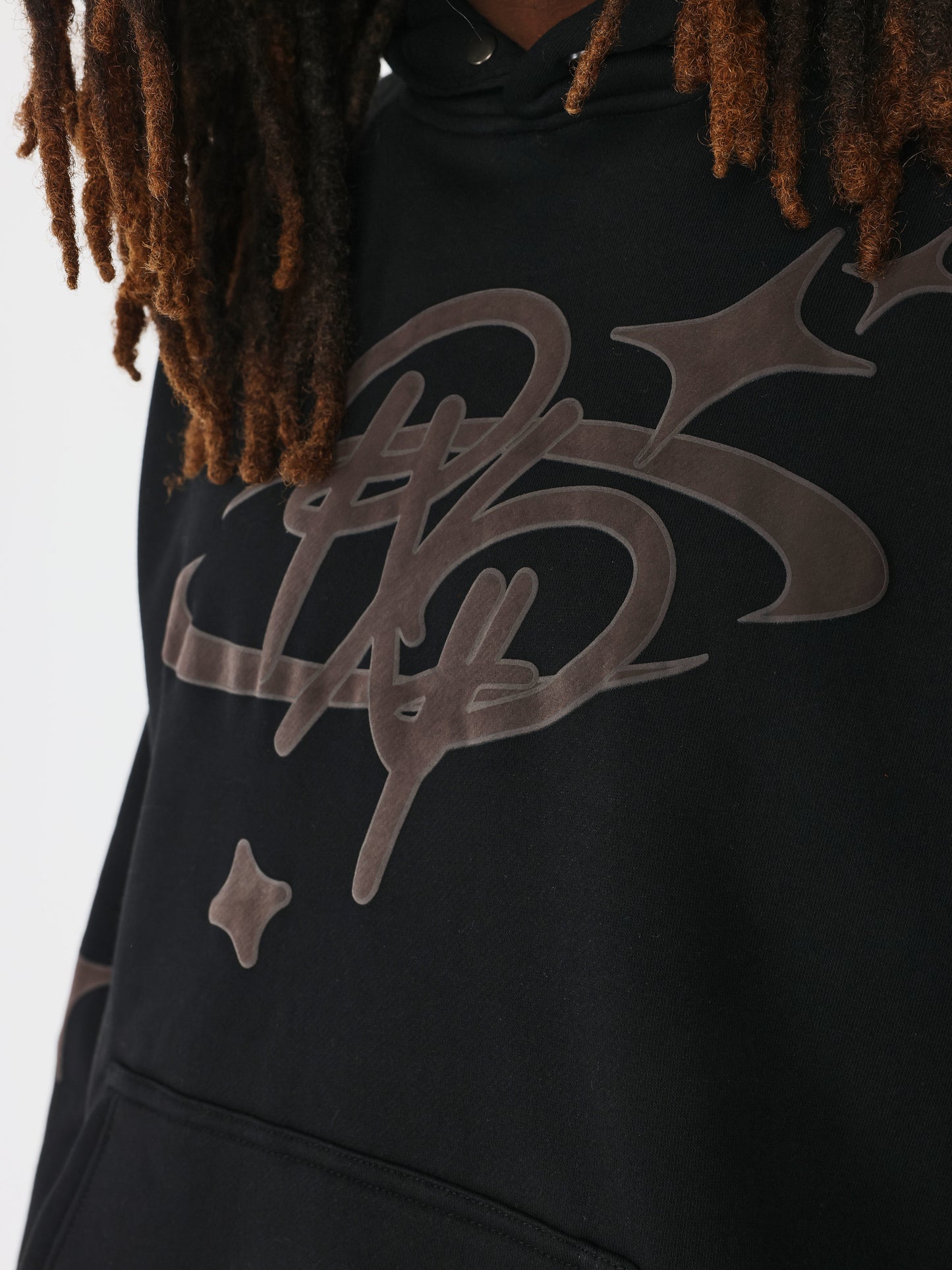 sweat-a-capuche-collaboration-kalash-noir-detailshot