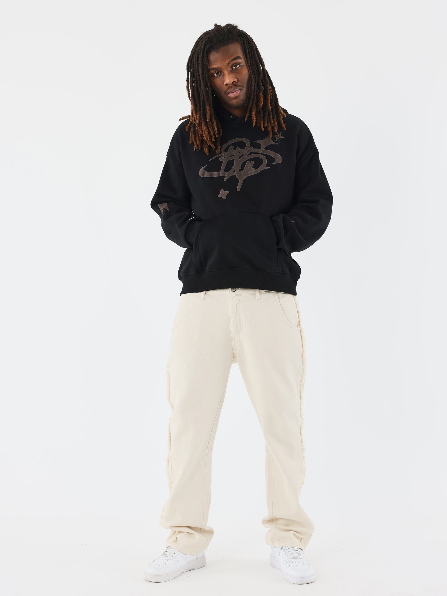 sweat-a-capuche-collaboration-kalash-noir-modelshot