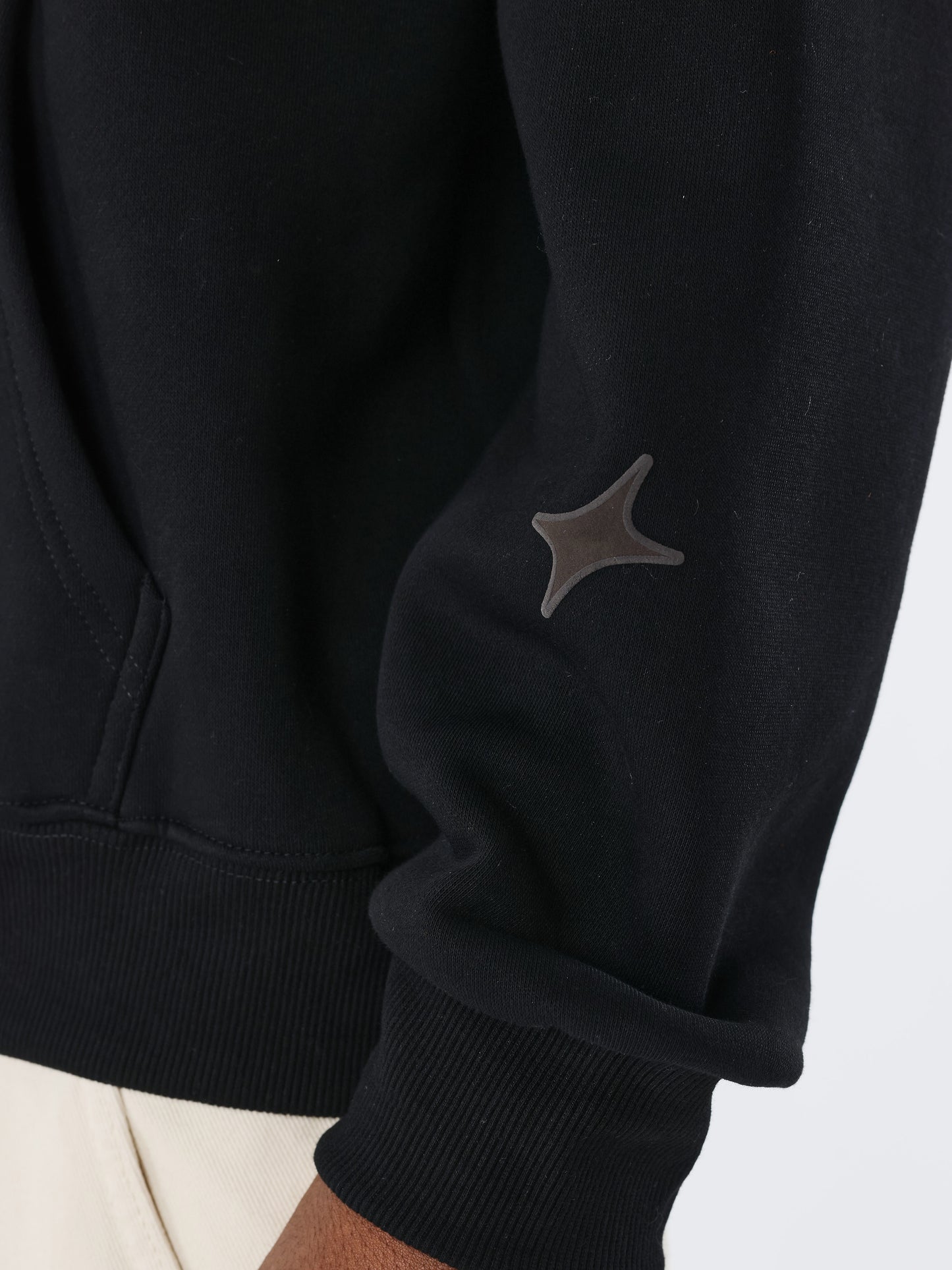 sweat-a-capuche-collaboration-kalash-noir-detailshot