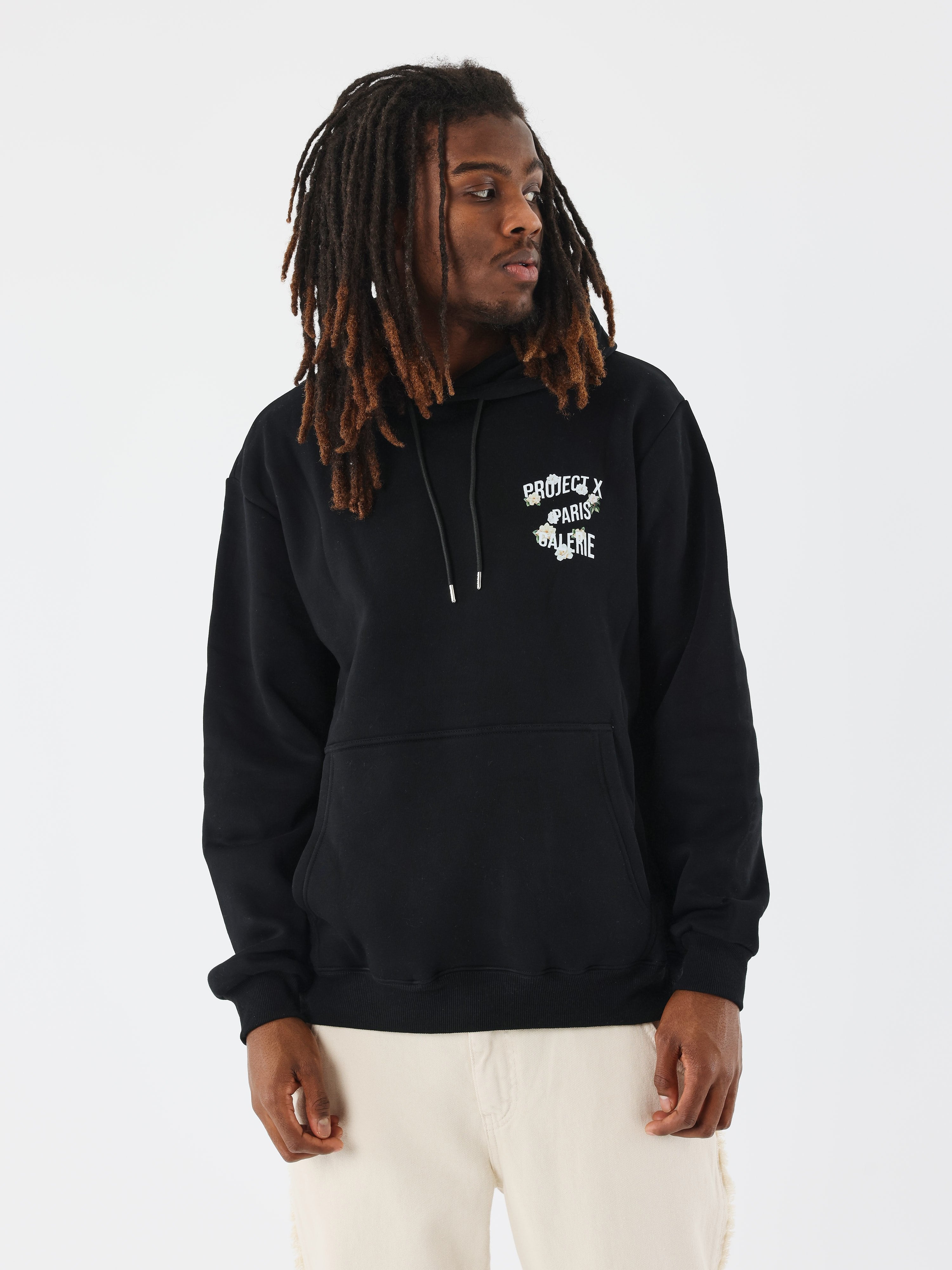 sweat-a-capuche-floral-noir-modelshot