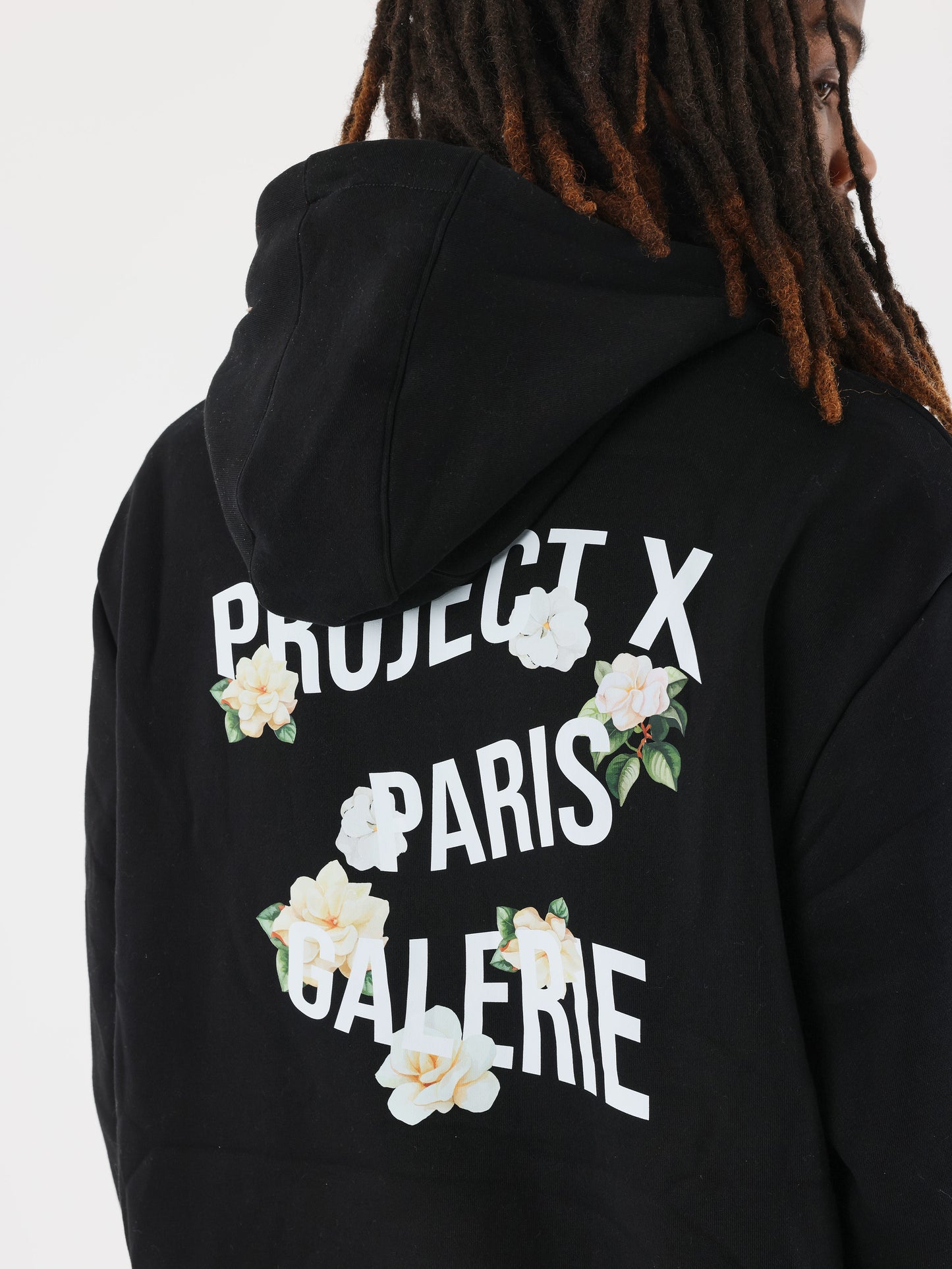 sweat-a-capuche-floral-noir-modelshot