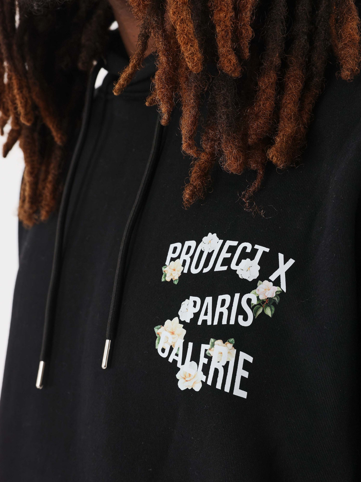 sweat-a-capuche-floral-noir-detailshot