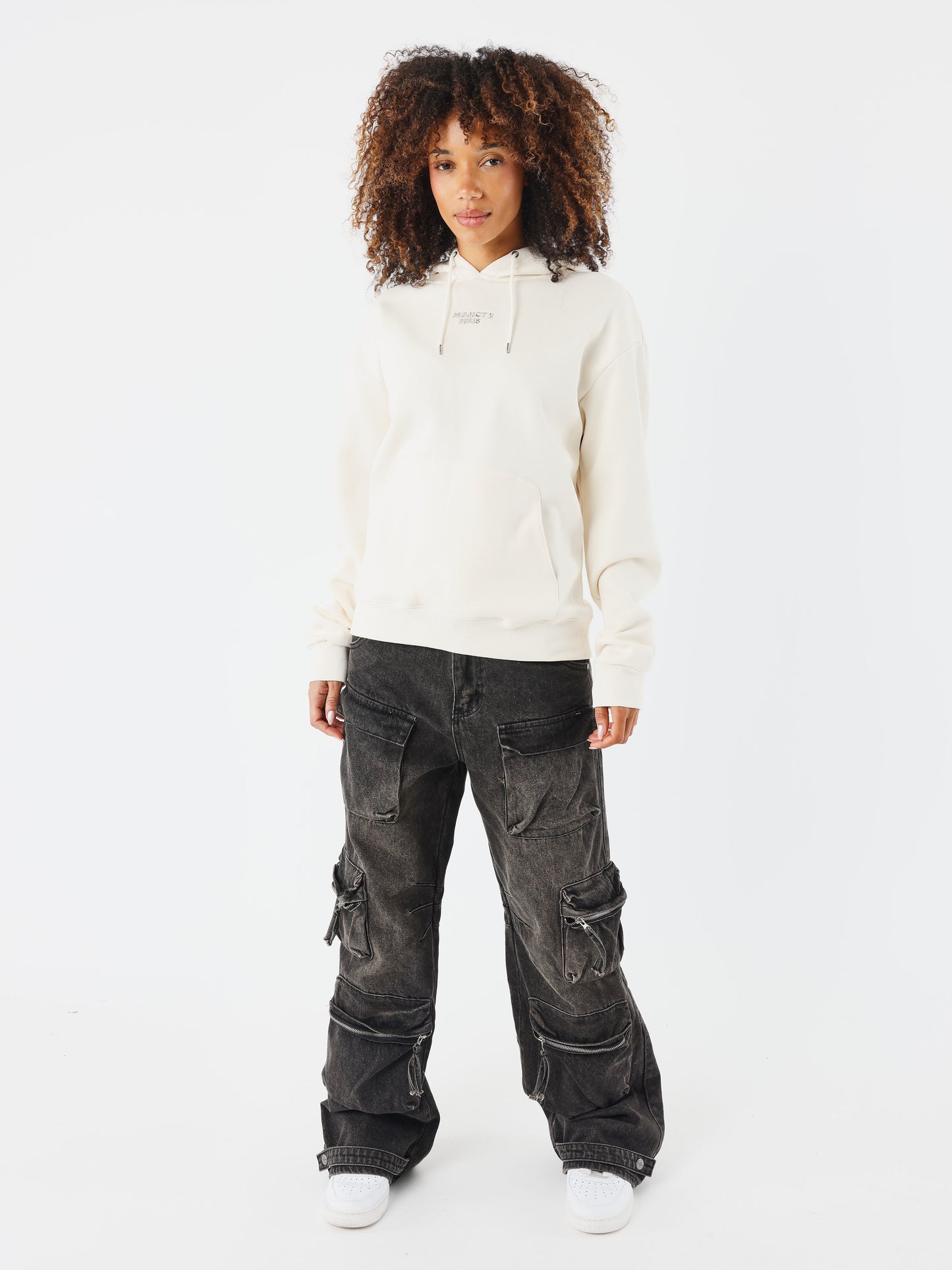 sweat-a-capuche-havana-craie-modelshot