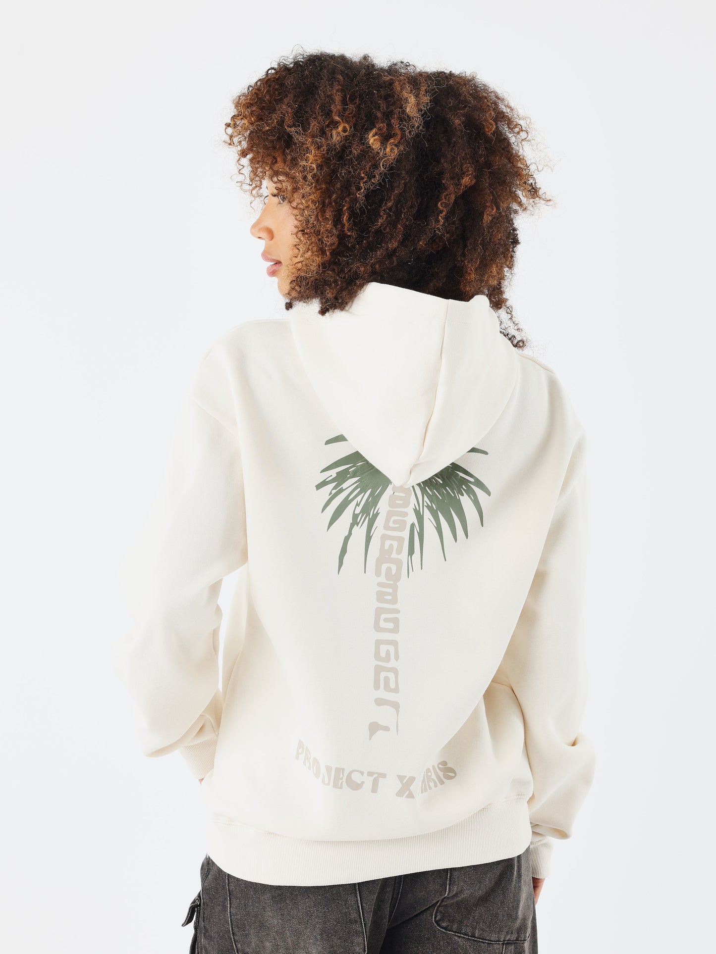 sweat-a-capuche-havana-craie-modelshot