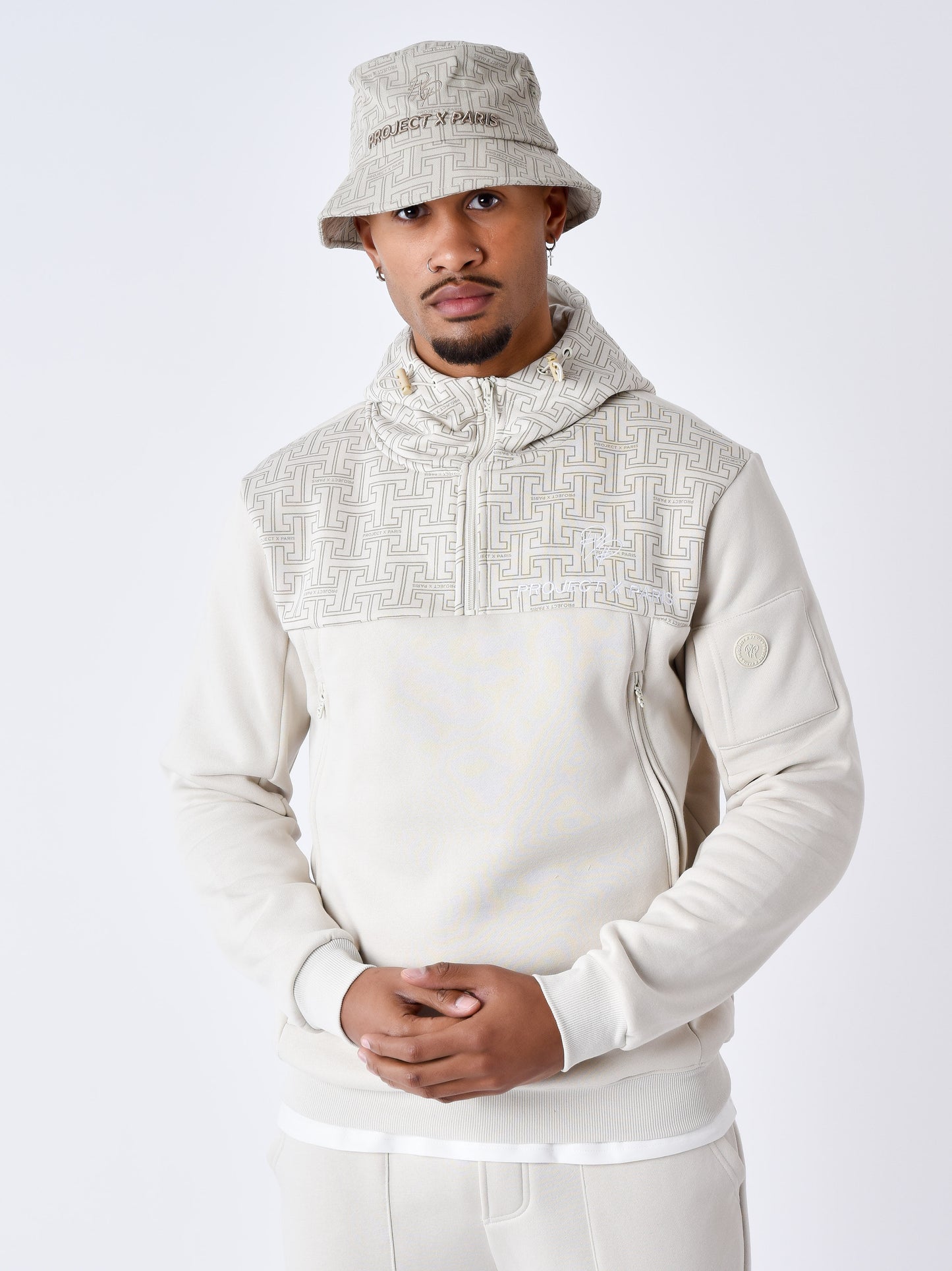 sweat-a-capuche-imprime-monogramme-greige