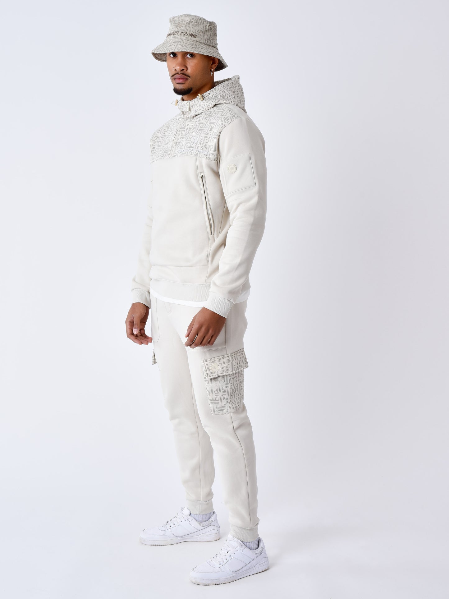 sweat-a-capuche-imprime-monogramme-greige