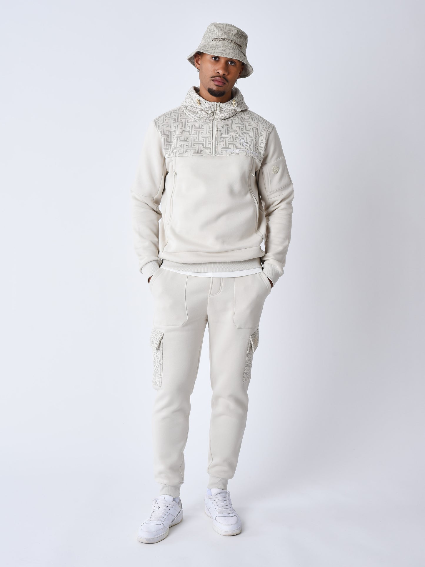 sweat-a-capuche-imprime-monogramme-greige