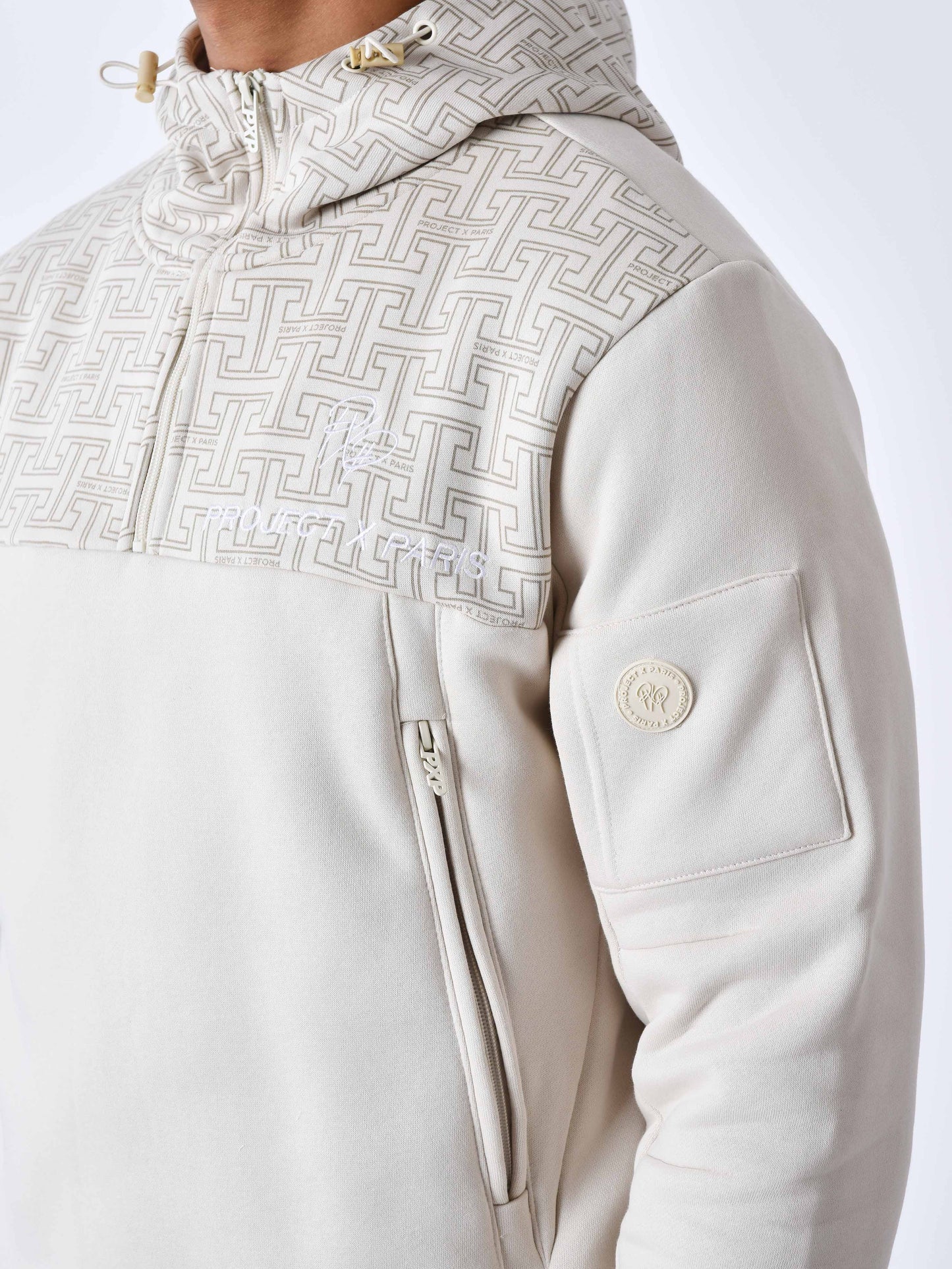 sweat-a-capuche-imprime-monogramme-greige