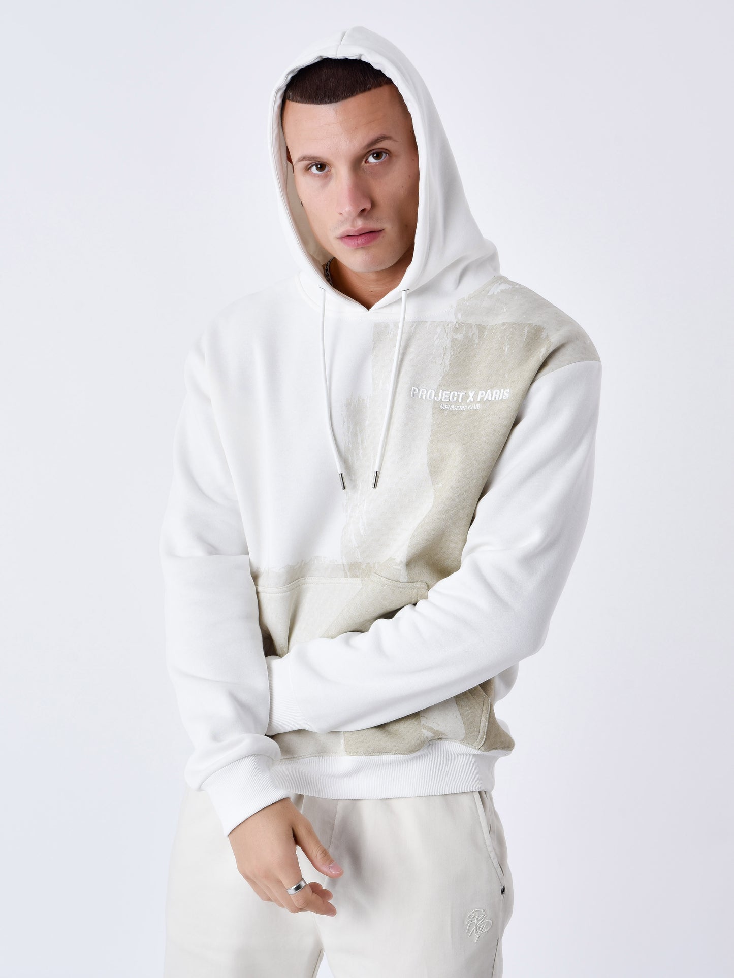 sweat-a-capuche-imprime-rouleau-de-peinture-blanc-casse