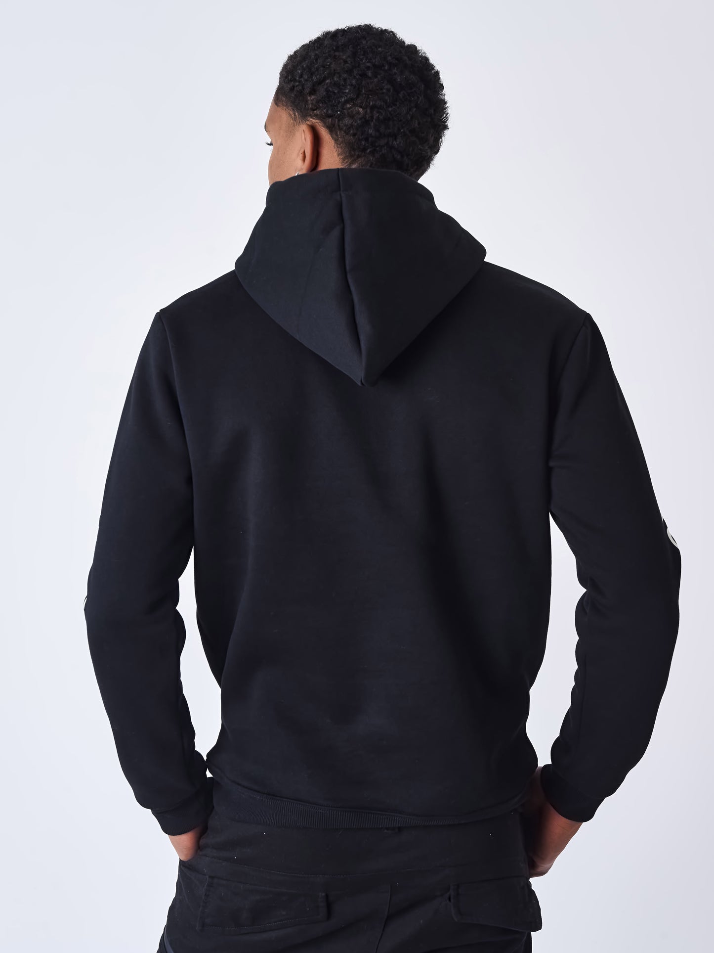 sweat-a-capuche-logote-noir-modelshot