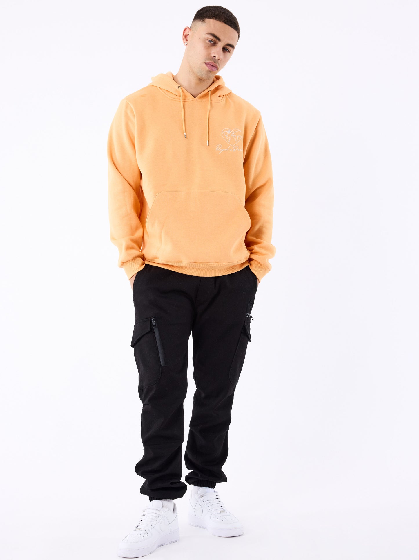 sweat-a-capuche-motif-coeurmonde-apricot-cream-modelshot