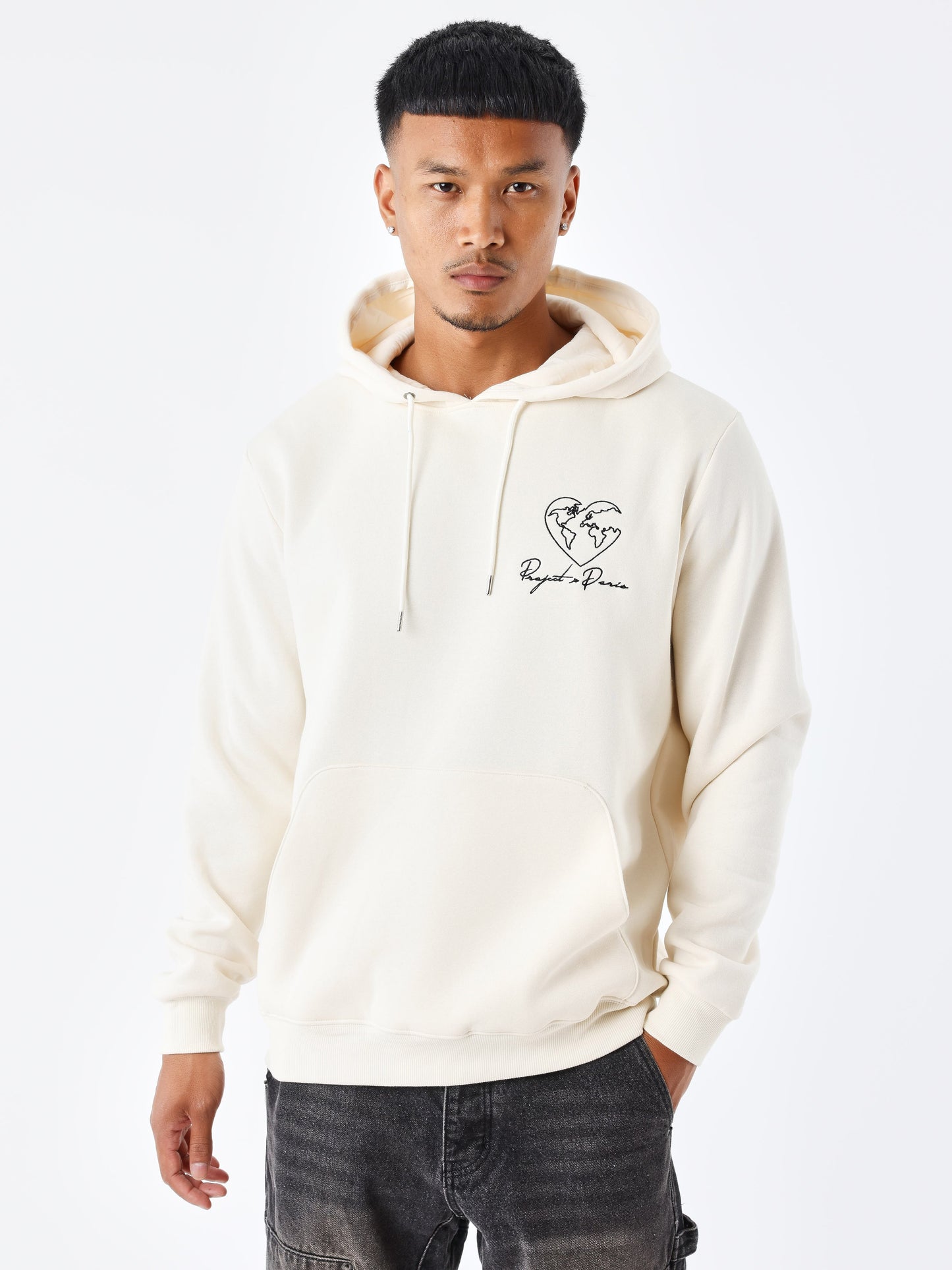 sweat-a-capuche-motif-coeurmonde-craie-modelshot