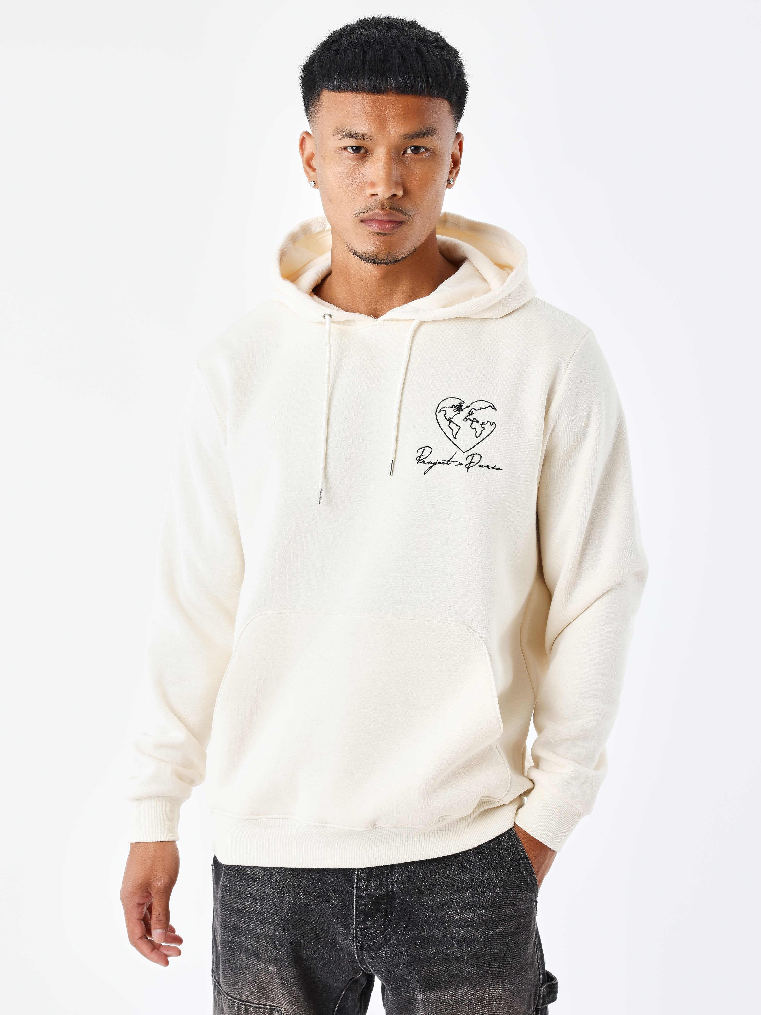 sweat-a-capuche-motif-coeurmonde-craie-modelshot