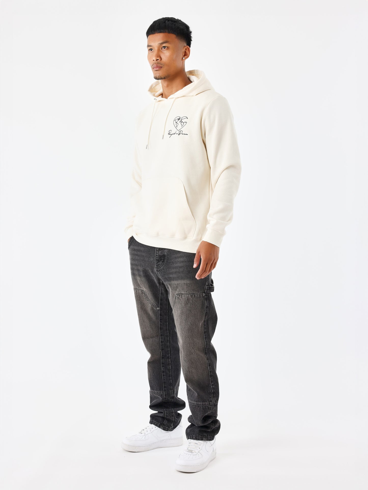 sweat-a-capuche-motif-coeurmonde-craie-modelshot